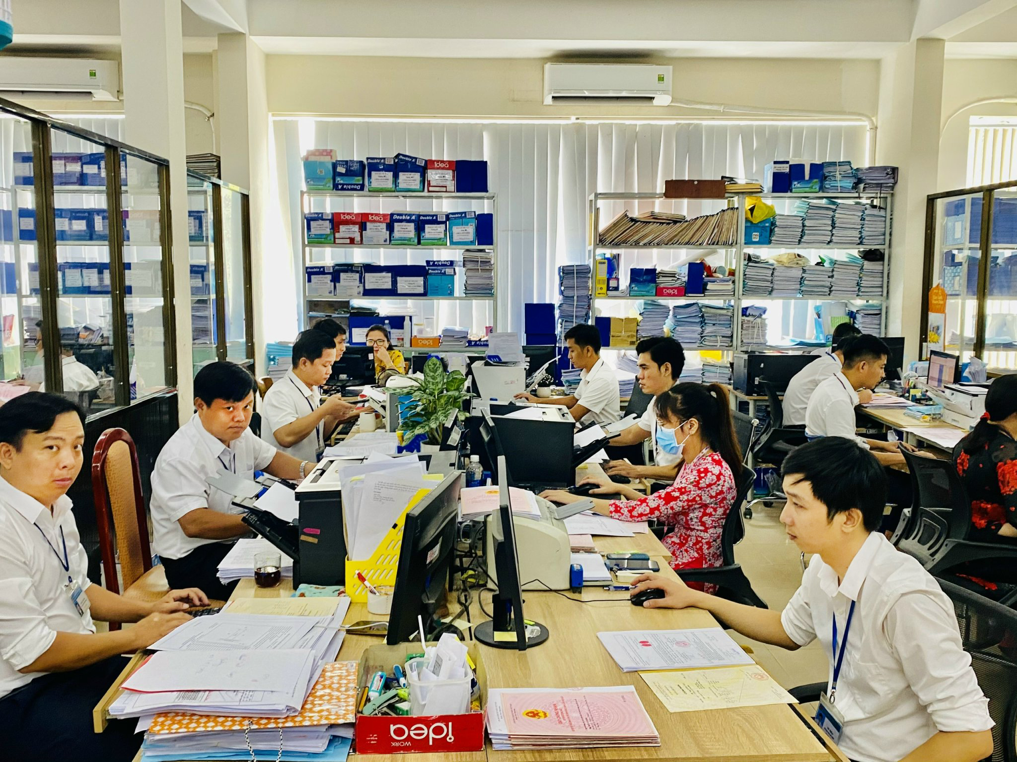 Chi nhánh VPĐKĐĐ huyện Châu Đức được VPĐKĐĐ tỉnh tăng cường thêm 4 nhân sự hỗ trợ cấp GCNQSDĐ. Trong ảnh: Nhân viên Chi nhánh VPĐKĐĐ huyện Châu Đức xử lý hồ sơ cấp GCNQSDĐ cho người dân.