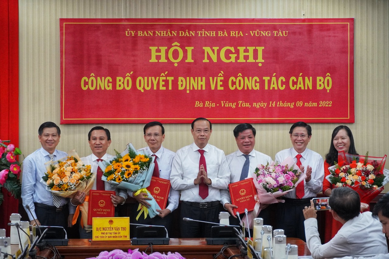 Ông Nguyễn Văn Thọ, Chủ tịch UBND tỉnh, ông Trần Văn Tuấn, Phó Chủ tịch UBND tỉnh, ông Lê Ngọc Khánh, Phó Chủ tịch UBND tỉnh tặng hoa chúc mừng ông ông Võ Thanh Phong, ông Võ Huy Hoàng, ông Đỗ Hữu Hiền, bà Nguyễn Thị Ánh Hồng.