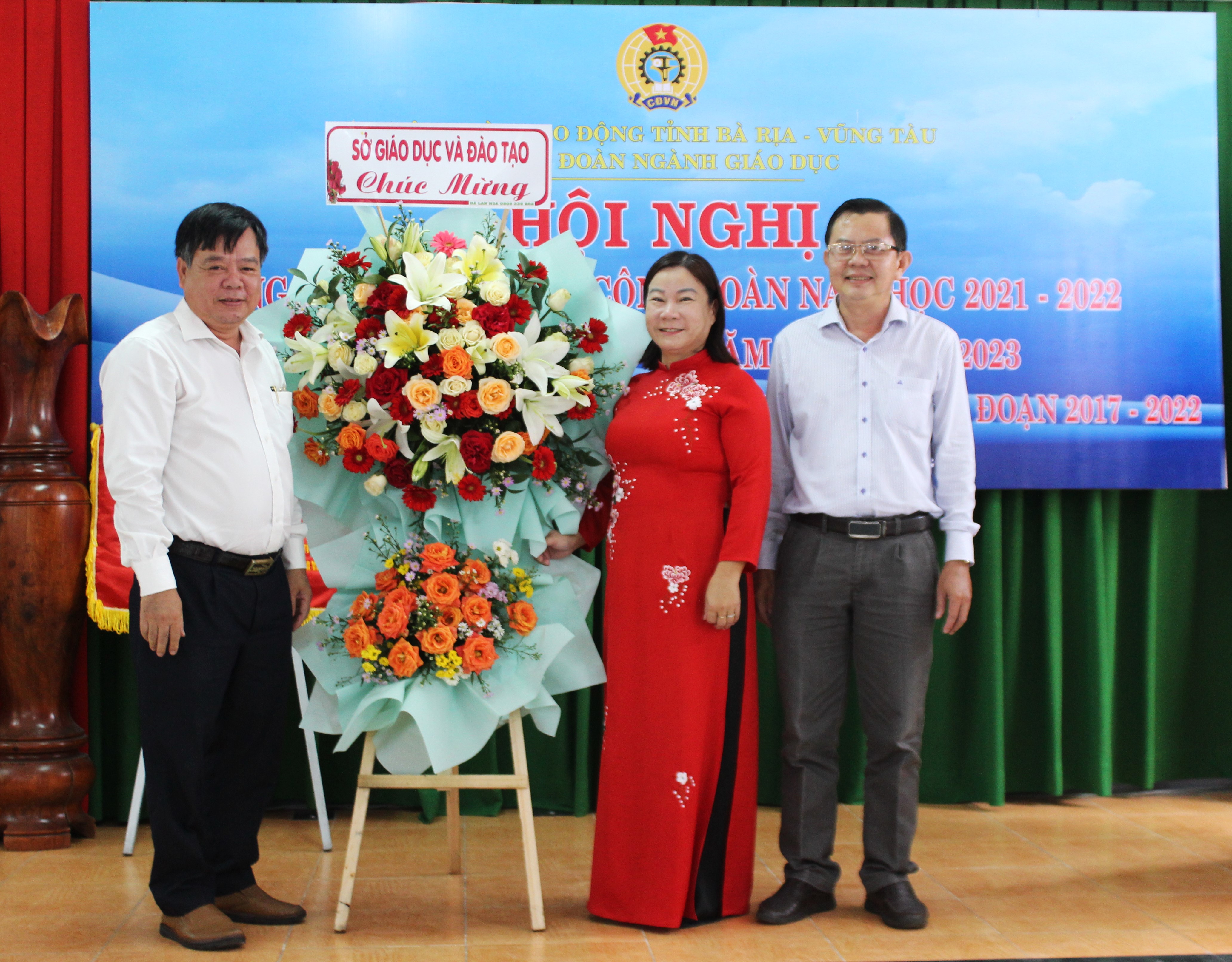 Lãnh đạo Sở GD-ĐT tặng hoa chúc mừng Công đoàn ngành giáo dục tại hội nghị tổng kết hoạt động công đoàn năm học 2021-2022.