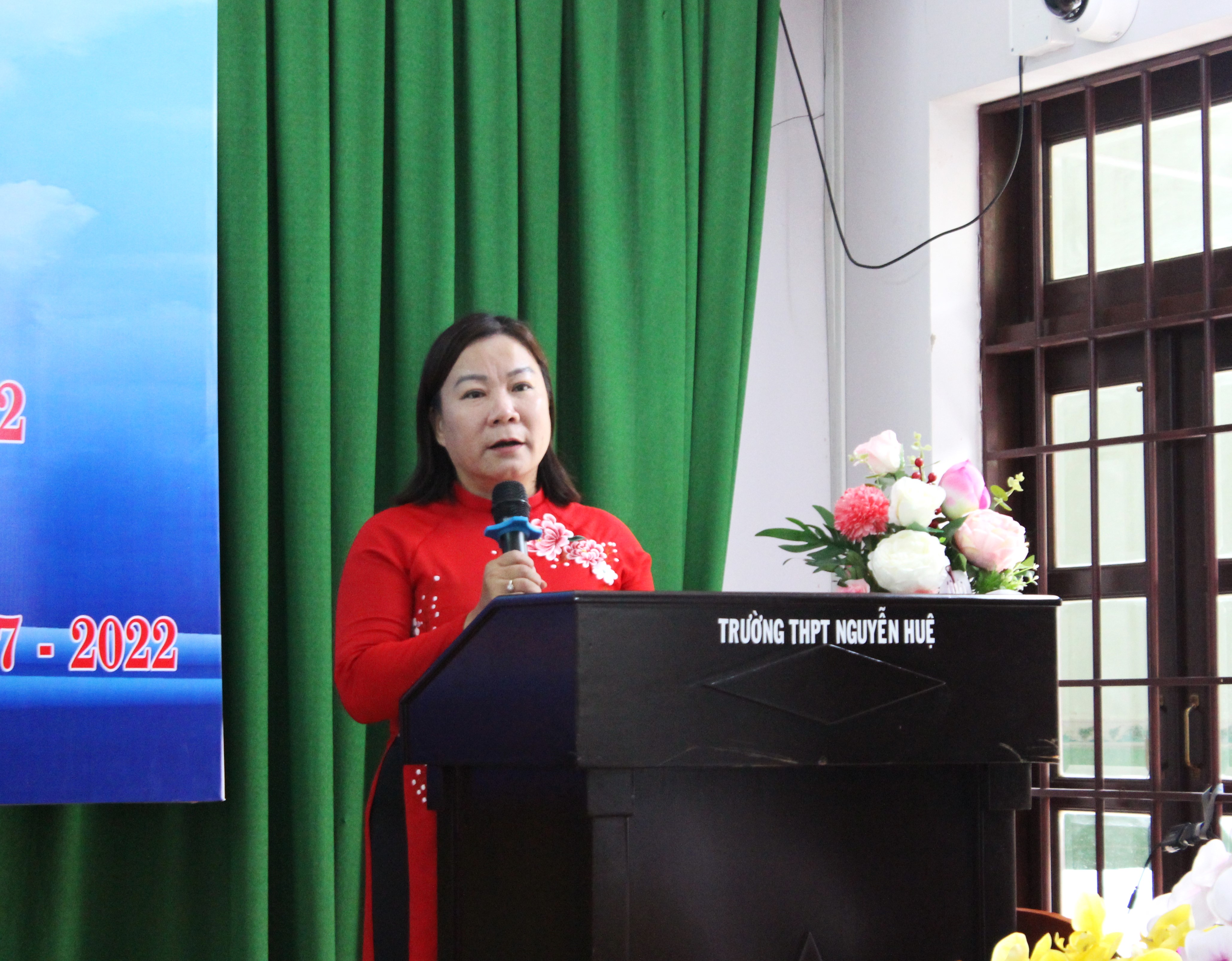 Bà Nguyễn Minh Thu Thủy, Chủ tịch Công đoàn ngành giáo dục tỉnh báo cáo tổng kết hoạt động công đoàn năm học 2021-2022.