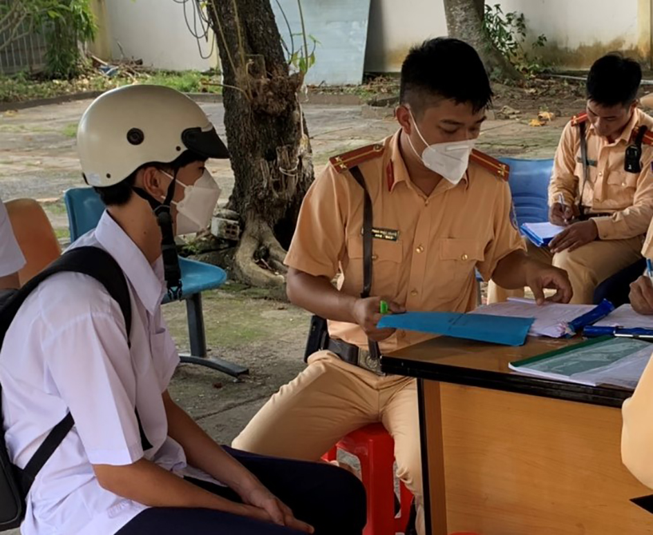 Lập biên bản các học sinh vi phạm Luật Giao thông đường bộ.