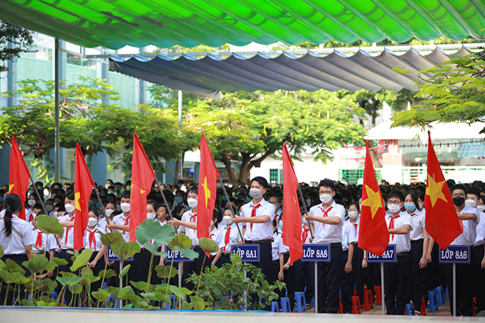 Hiện nay, các địa phương và ngành giáo dục đang khẩn trương triển khai Nghị quyết hỗ trợ học phí để HS được thụ hưởng chính sách ngay từ năm học 2022-2023. Trong ảnh: HS Trường THCS Võ Trường Toản (TP. Vũng Tàu) năm học 2022-2023.
