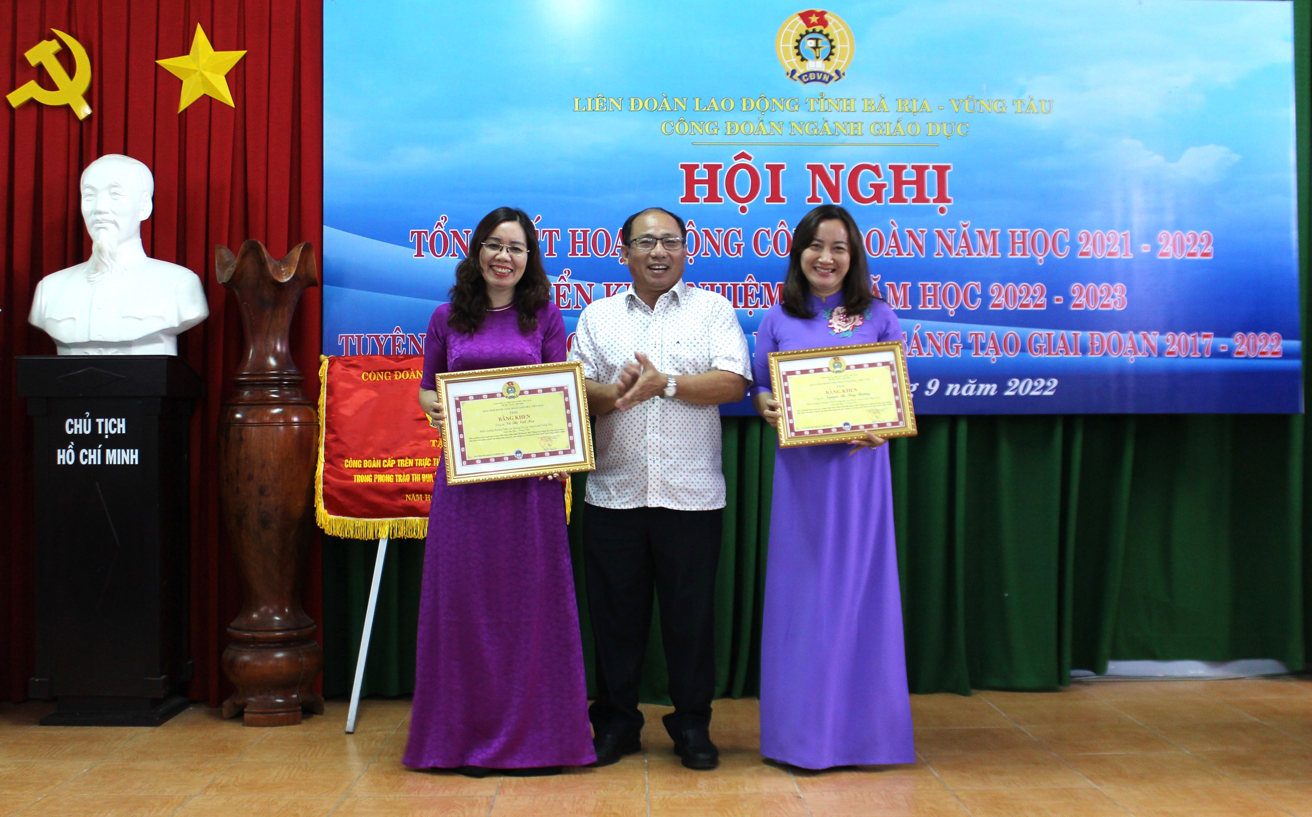 Ông Lê Văn Tuyền, Chánh văn phòng Sở GD-ĐT trao Bằng khen của Công đoàn Giáo dục Việt Nam cho cô Vũ Thị Việt Hoa, Hiệu trưởng Trường TH Quang Trung và cô Nguyễn Thị Sông Thương, Hiệu trưởng Trường THCS Nguyễn An Ninh (TP. Vũng Tàu).