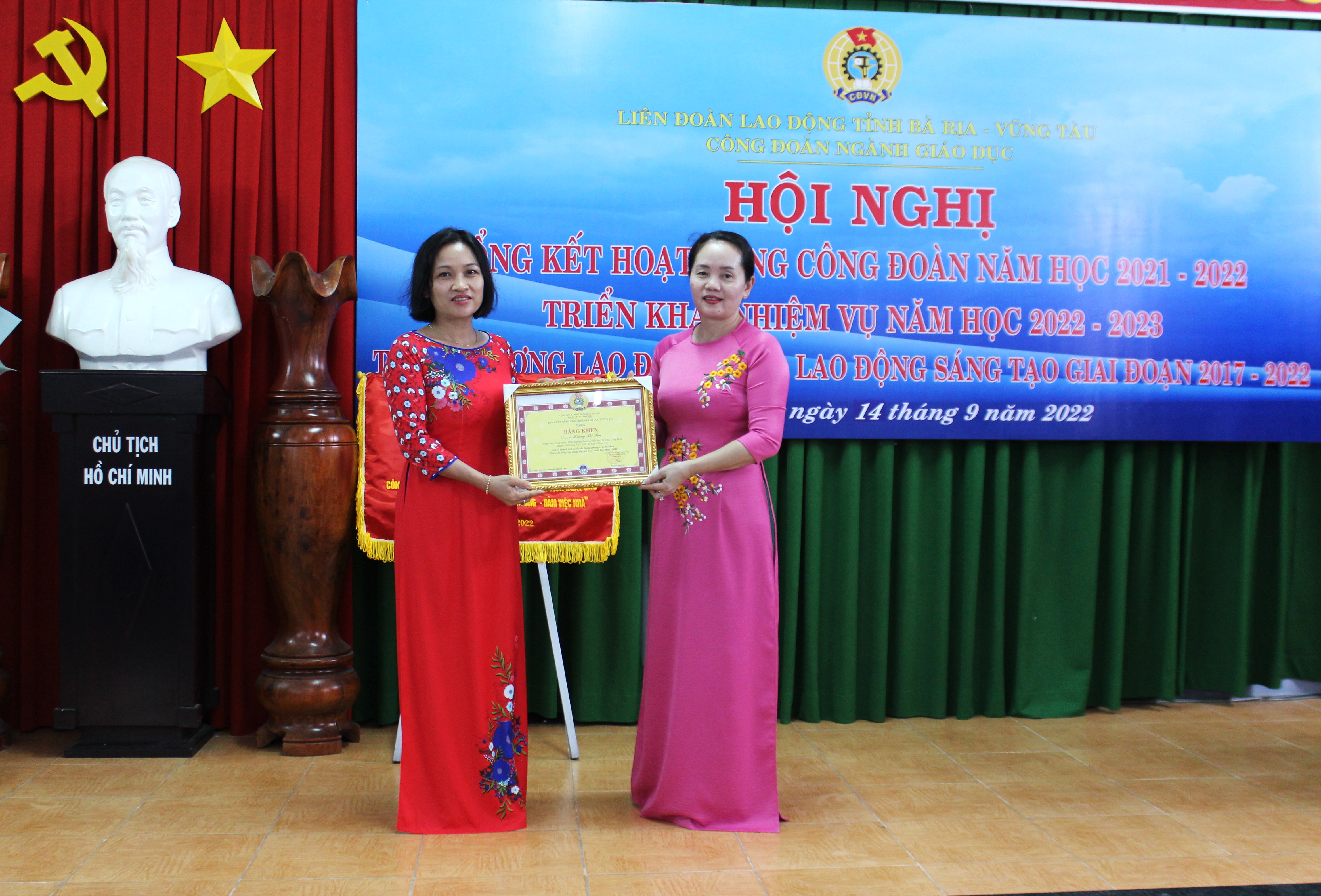 Bà Tạ Thị Hồng Hà trao bằng khen của Công đoàn Giáo dục Việt Nam cho cô Hoàng Thị Sen, Trường TH Trương Công Định (TP. Vũng Tàu).