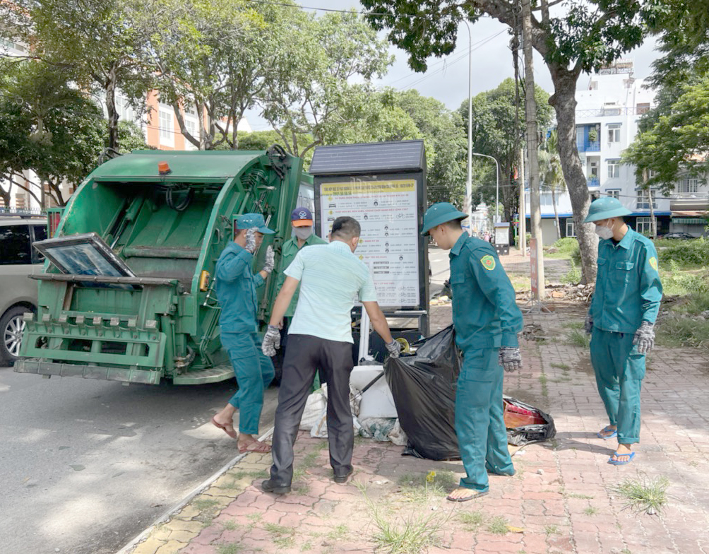 Lực lượng dân quân phường 1 và Công ty CP Dịch vụ môi trường và Công trình đô thị Vũng Tàu đưa rác thải đi xử lý.