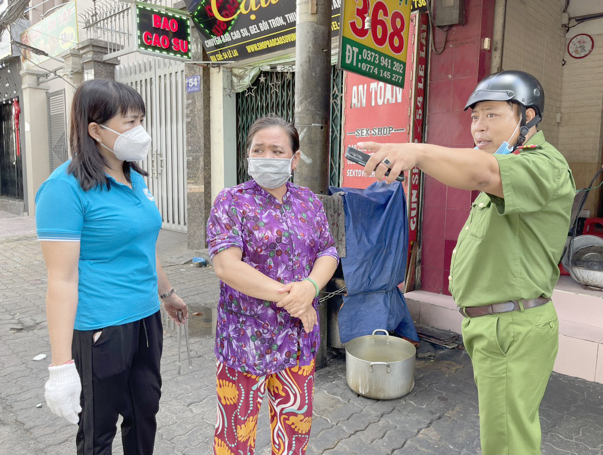 Lực lượng Công an và Hội LHPN phường 1 gặp gỡ, tuyên truyền cho người dân nâng cao ý thức giữ gìn vệ sinh môi trường; chủ động phát hiện, tố giác hành vi vứt rác bữa bãi của các đối tượng vi phạm.