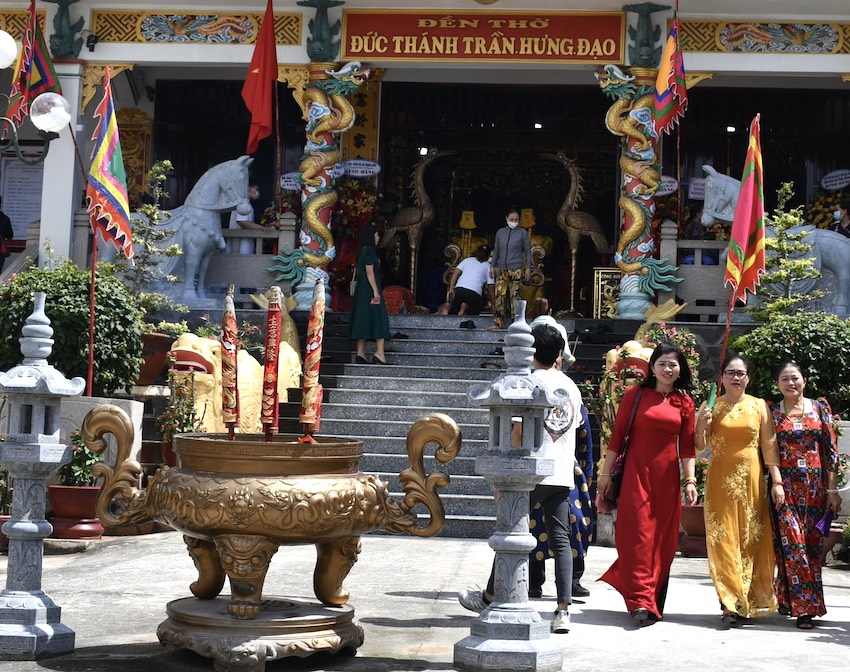 Người dân nô nức đổ về tham dự lễ giỗ Đức Thánh Trần Hưng Đạo lần thứ 722.