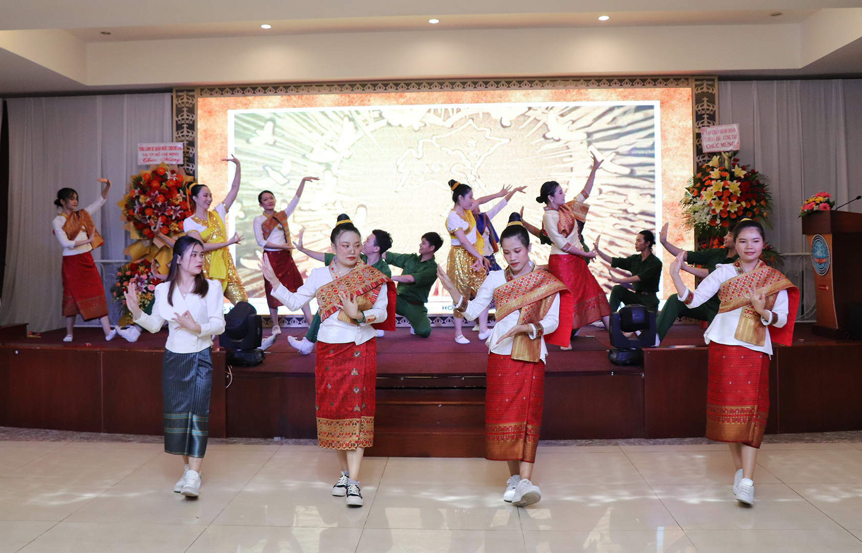 Tiết mục “Tình Việt-Lào anh em” biểu diễn tại Lễ kỷ niệm, thể hiện mối quan hệ hữu nghị truyền thống của 2 nước.