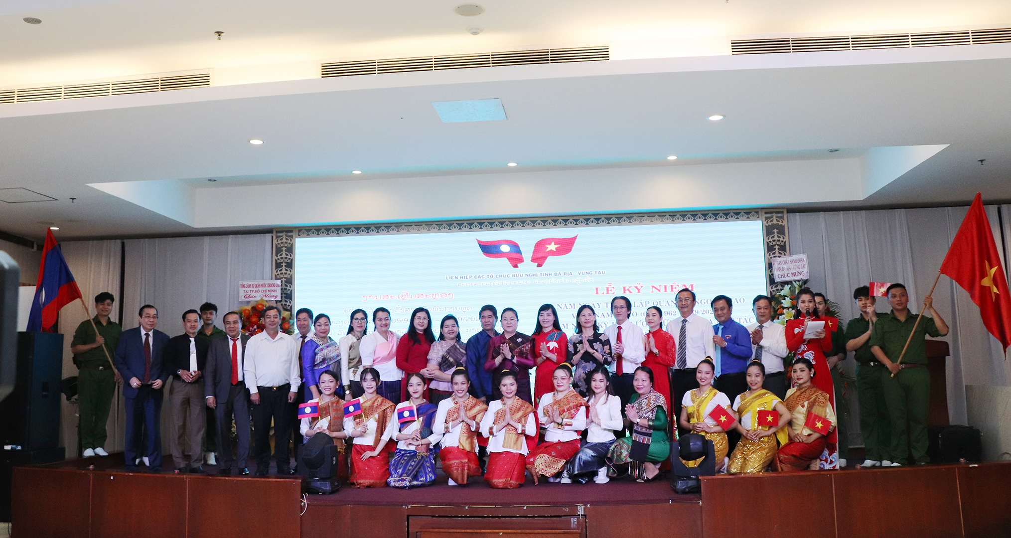 Các đại biểu chụp hình lưu niệm tại Lễ kỷ niệm.
