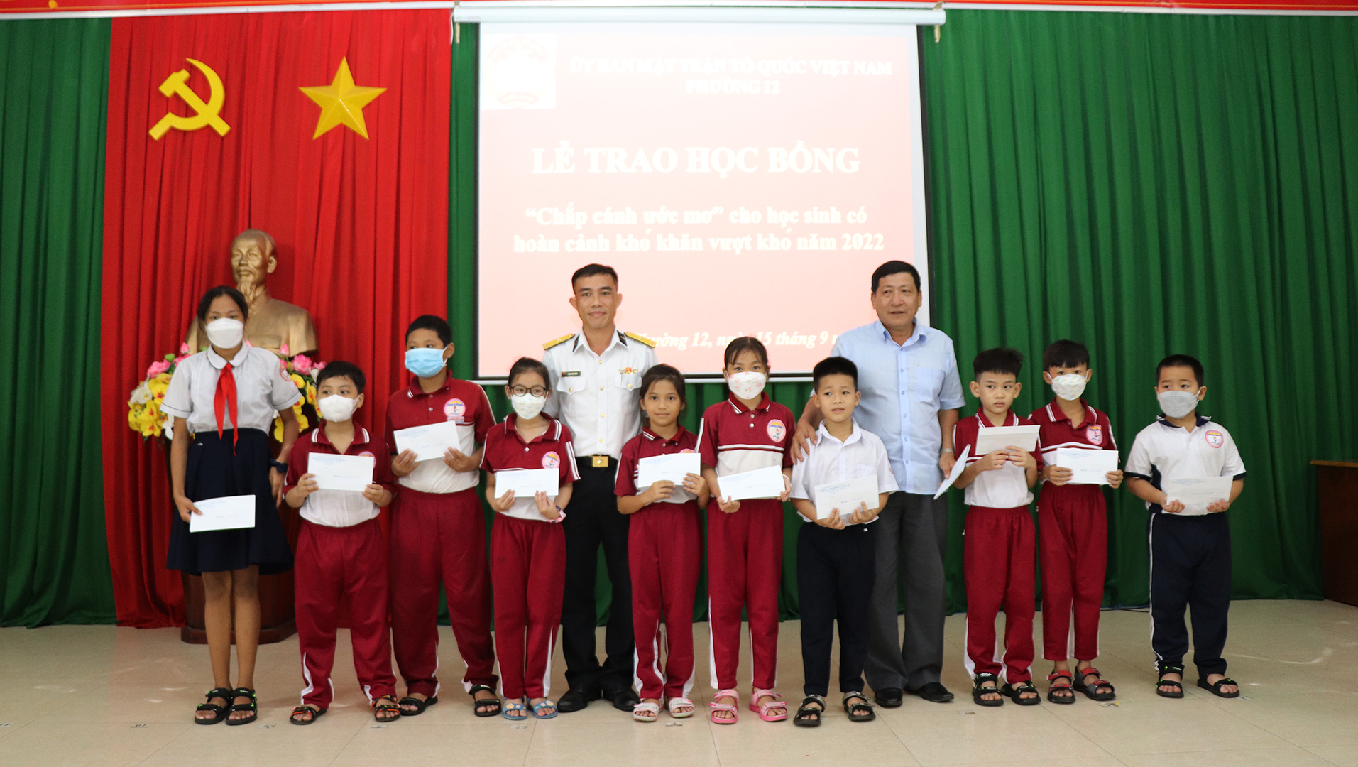 Ông Phạm Anh Dũng, Phó Bí thư thường trực Đảng ủy phường 12; Thiếu tá Trịnh Đình Thiện, Phó Chủ tịch Công đoàn Hải đoàn 129 Hải quân trao học bổng đến các em HS Trường Tiểu học Hải Nam.