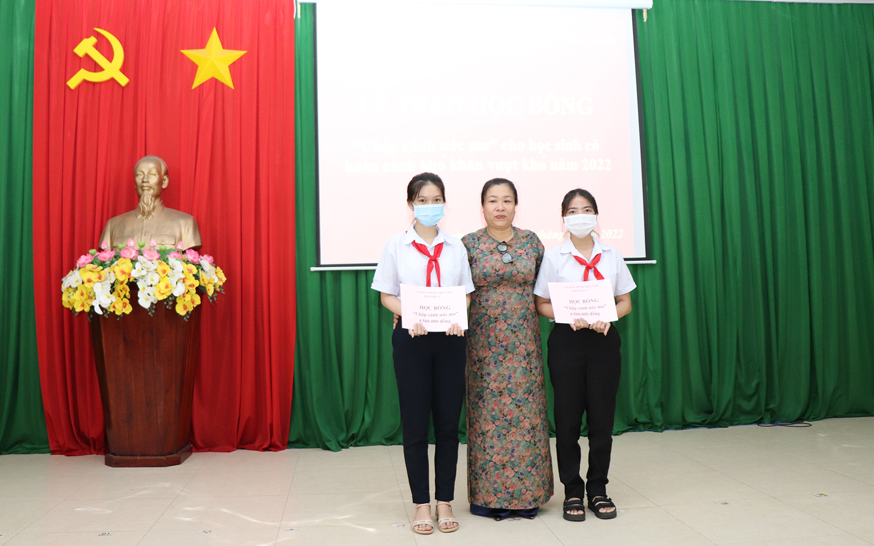Bà Lê Thị Hường, Chủ tịch Ủy ban MTTQ Việt Nam phường 12 trao tiền đỡ đầu năm học 2022-2023 đến 2 em HS.