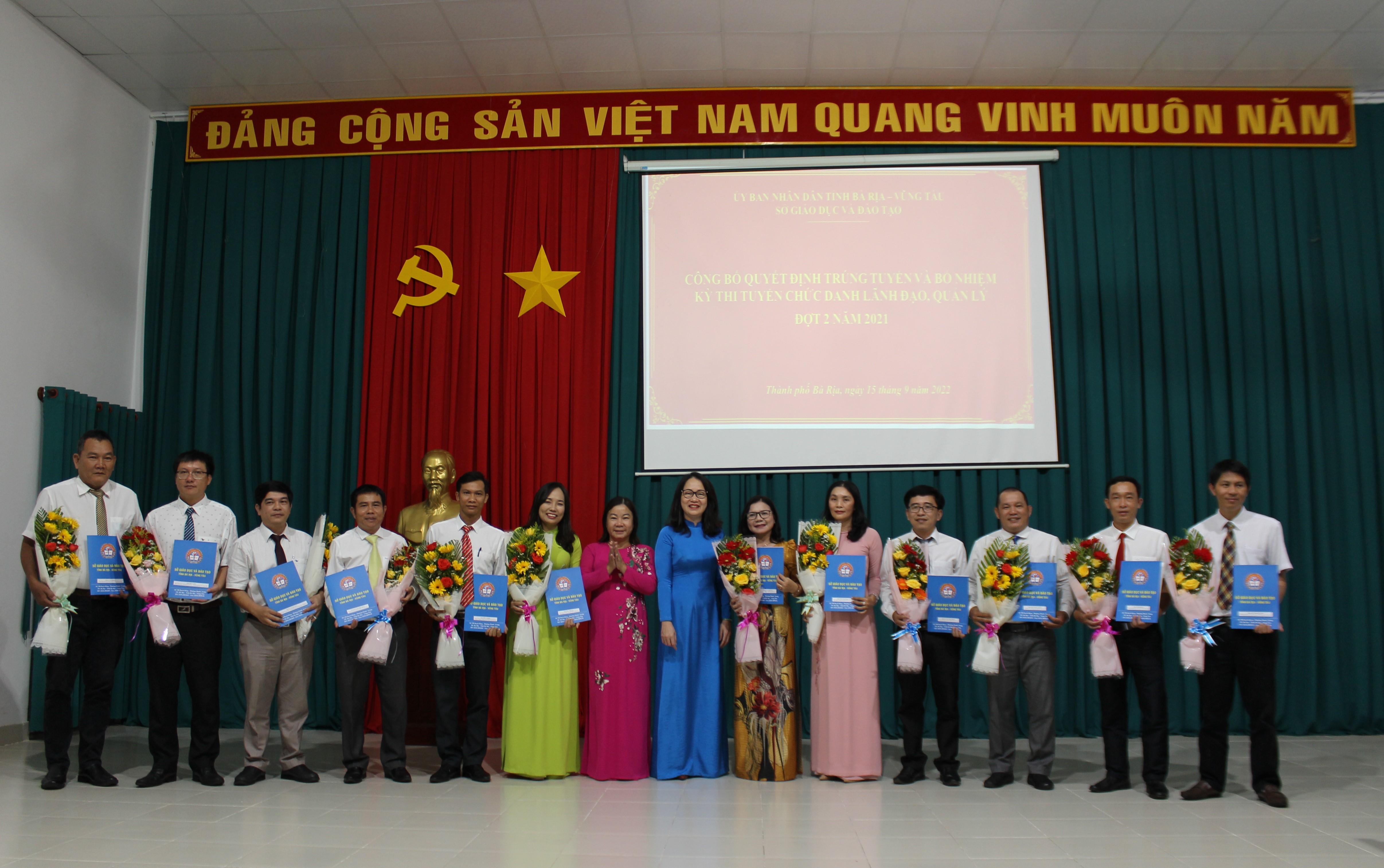 Tại buổi lễ, có 12 cá nhân được trao quyết định bổ nhiệm chức danh cấp Trưởng và cấp Phó.