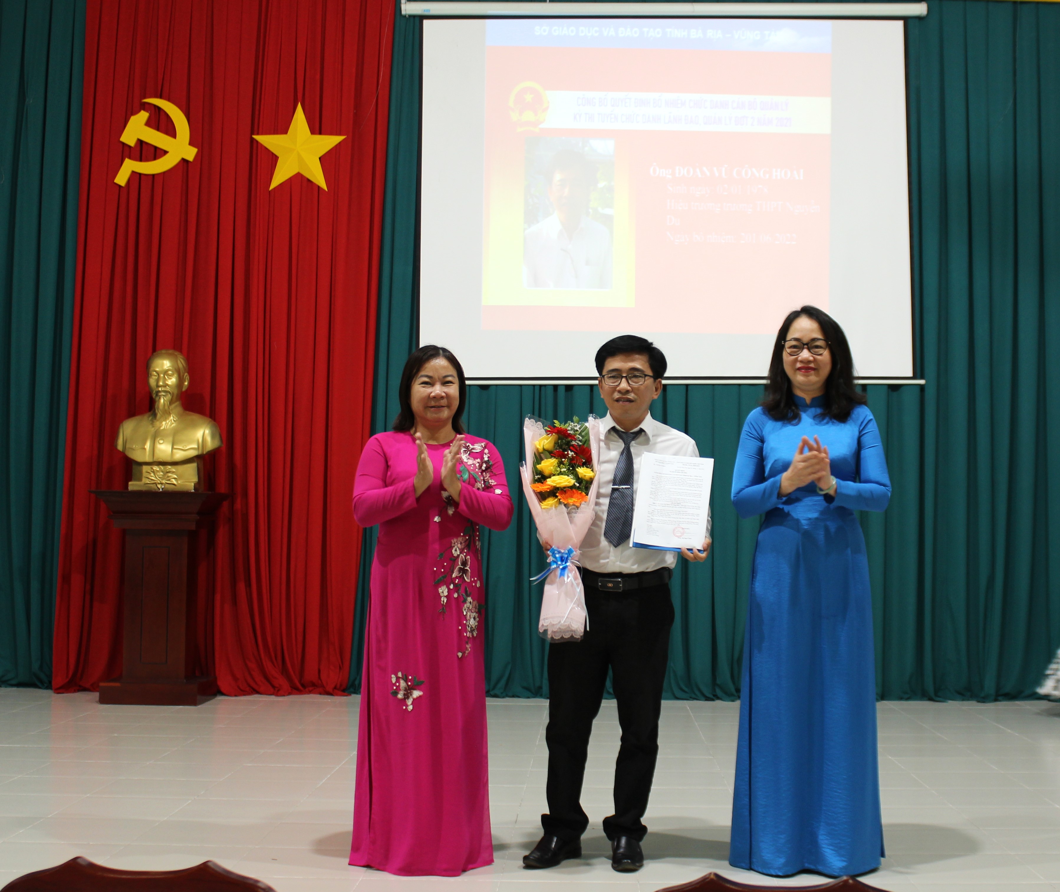 Bà Trần Thị Ngọc Châu, Giám đốc Sở GD-ĐT và bà Nguyễn Minh Thu Thủy, Chủ tịch Công đoàn ngành trao quyết định bổ nhiệm chức vụ Hiệu trưởng Trường THPT Nguyễn Du cho ông Đoàn Vũ Công Hoài.