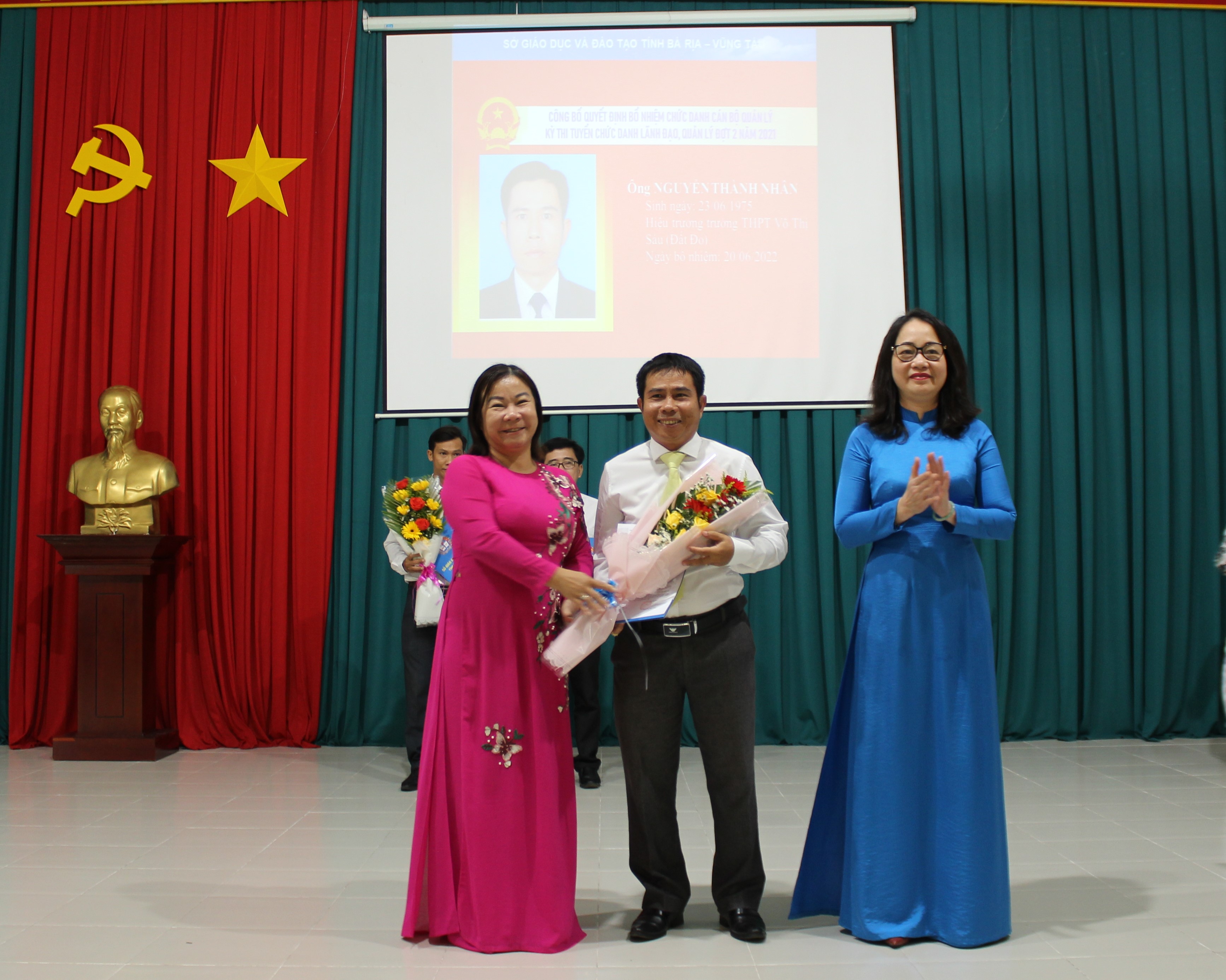 Bà Trần Thị Ngọc Châu, Giám đốc Sở GD-ĐT và bà Nguyễn Minh Thu Thủy, Chủ tịch Công đoàn ngành trao quyết định bổ nhiệm chức vụ Hiệu trưởng Trường THPT Võ Thị Sáu cho ông Nguyễn Thành Nhân.