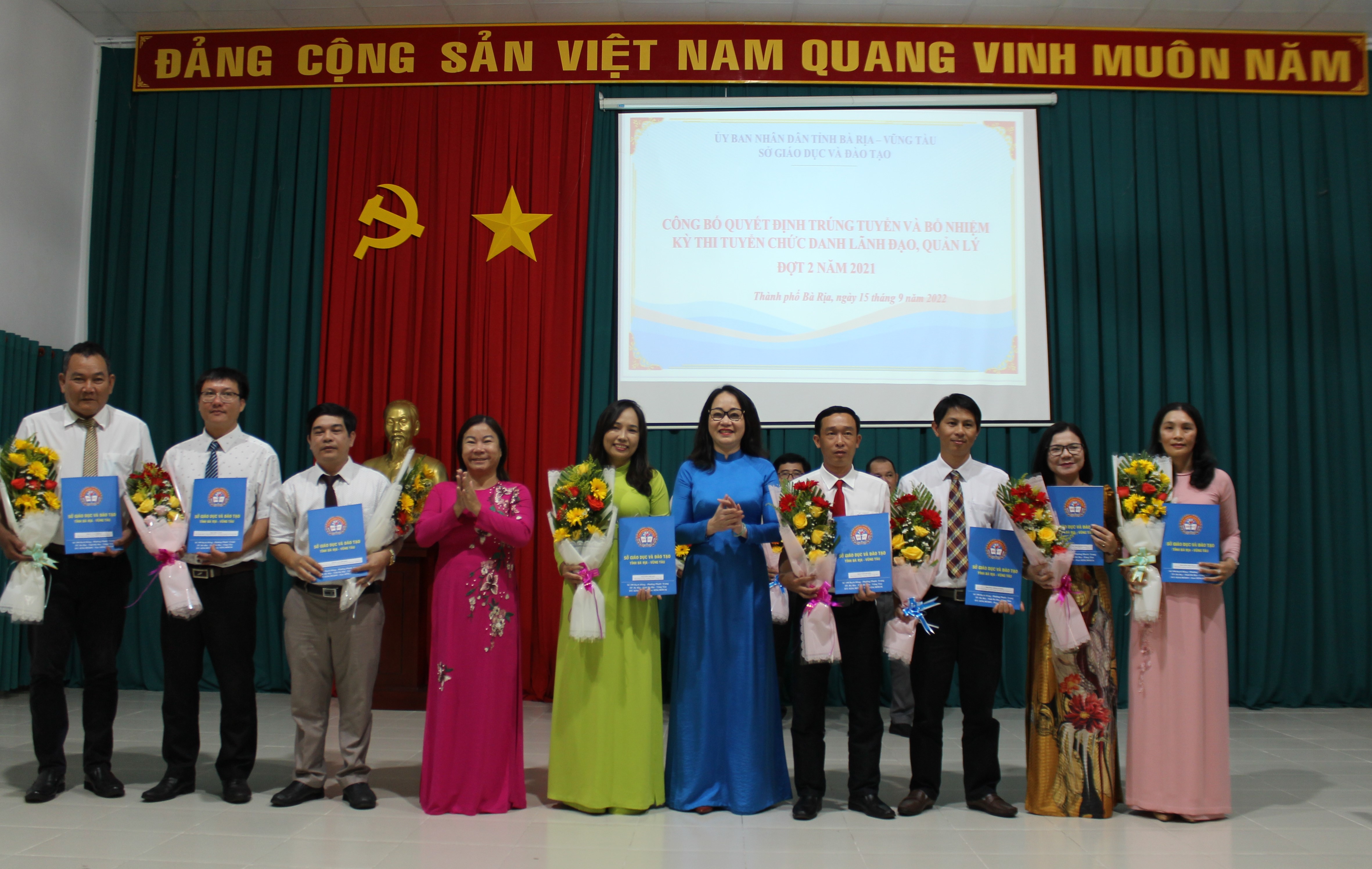 Lãnh đạo Sở GD-ĐT trao quyết định bổ nhiệm chức danh cấp Phó cho 8 cá nhân.