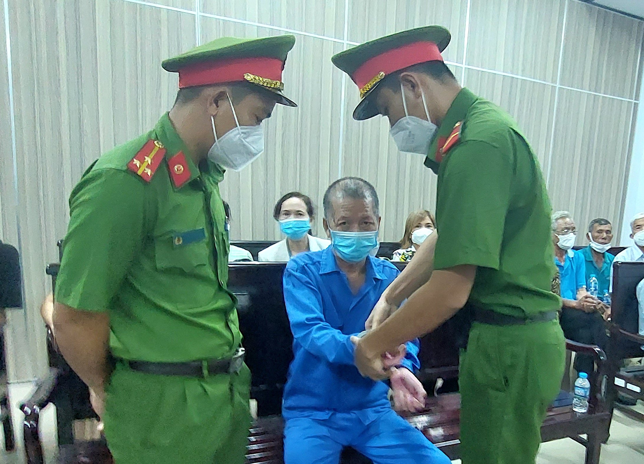 Bị cáo Nguyễn Cao Thăng bị dẫn giải về trại giam sau phiên xử.