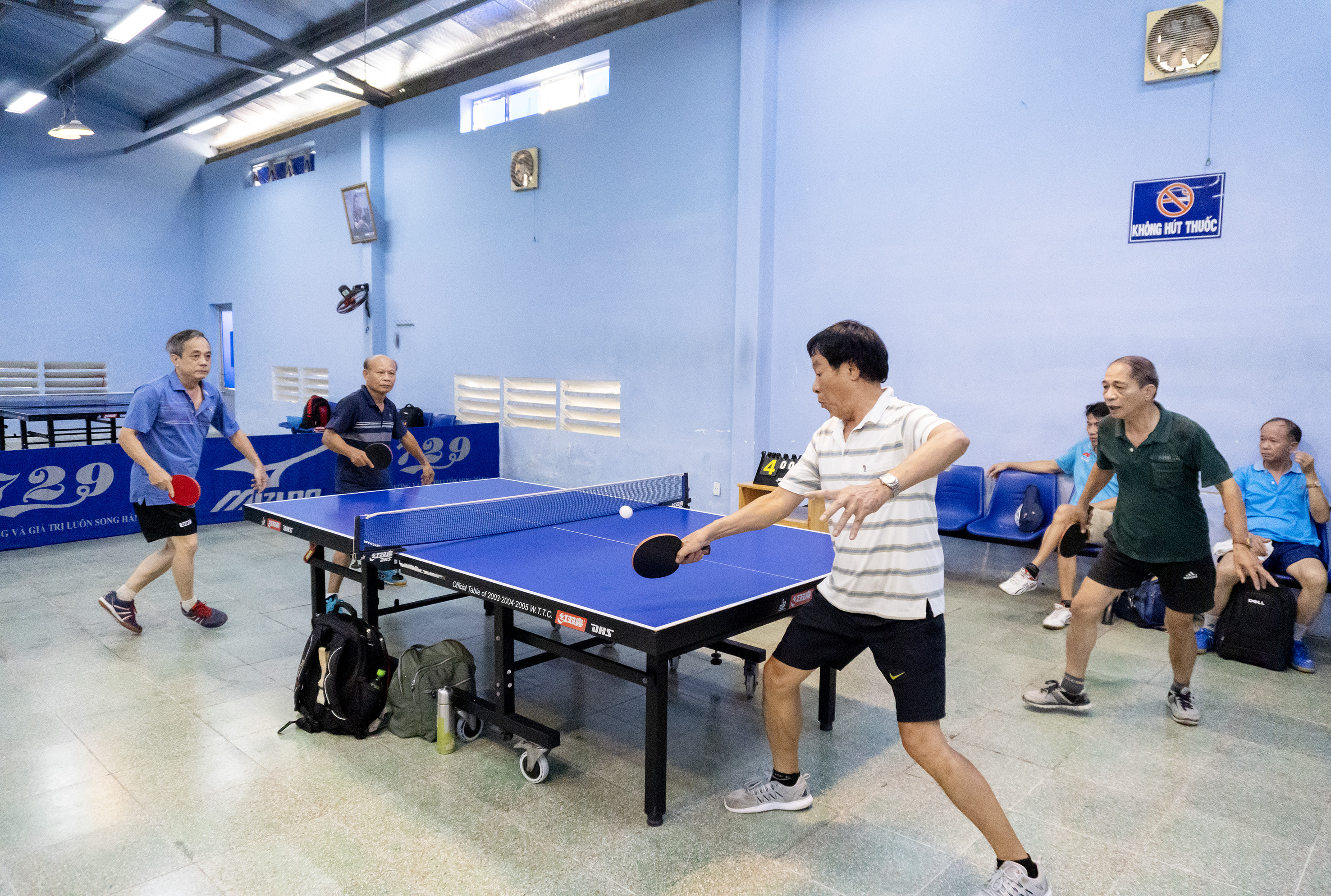 Các VĐV tranh tài ở bộ môn bóng bàn.