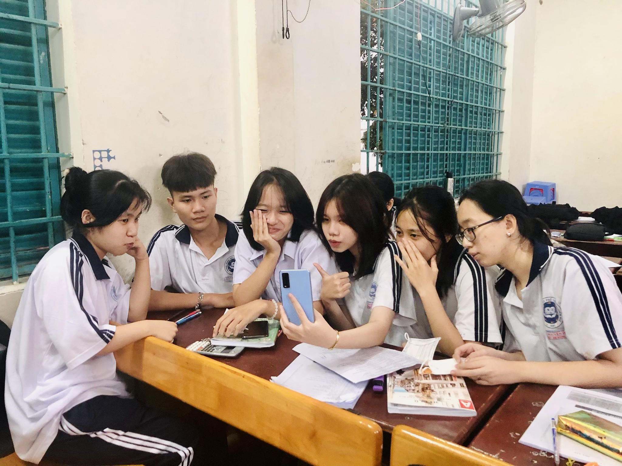 Khi con bước vào tuổi dậy thì, phụ huynh cần dành nhiều thời gian để lắng nghe và thấu hiểu. Trong ảnh: Các em học sinh lớp 12A5 Trường PTTH Nguyễn Huệ trong giờ ra chơi.