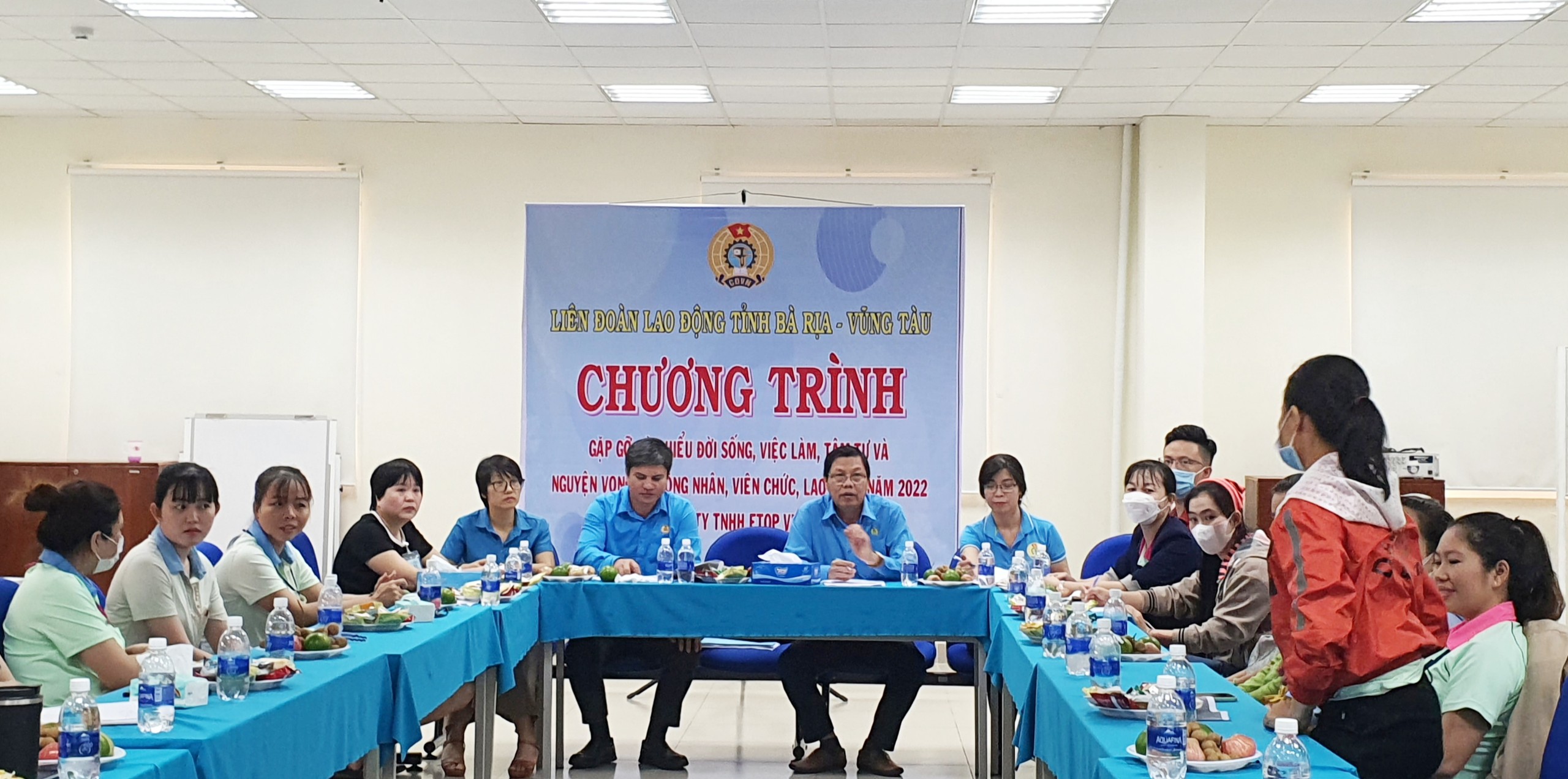 Đại diệnLĐLĐ tỉnh đã lắng nghe và trực tiếp trả lời, giải đáp những băn khoăn, mong mỏi của nữ CNLĐ