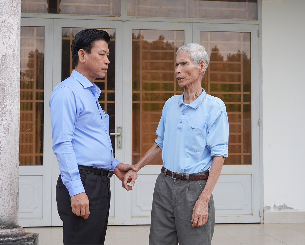 Ông Trần Văn Lợi, Phó Chủ tịch UBMTTQ Việt Nam tỉnh khảo sát ý kiến tại gia đình ông Trần Văn Bôn, phường Hắc Dịch, TX. Phú Mỹ.