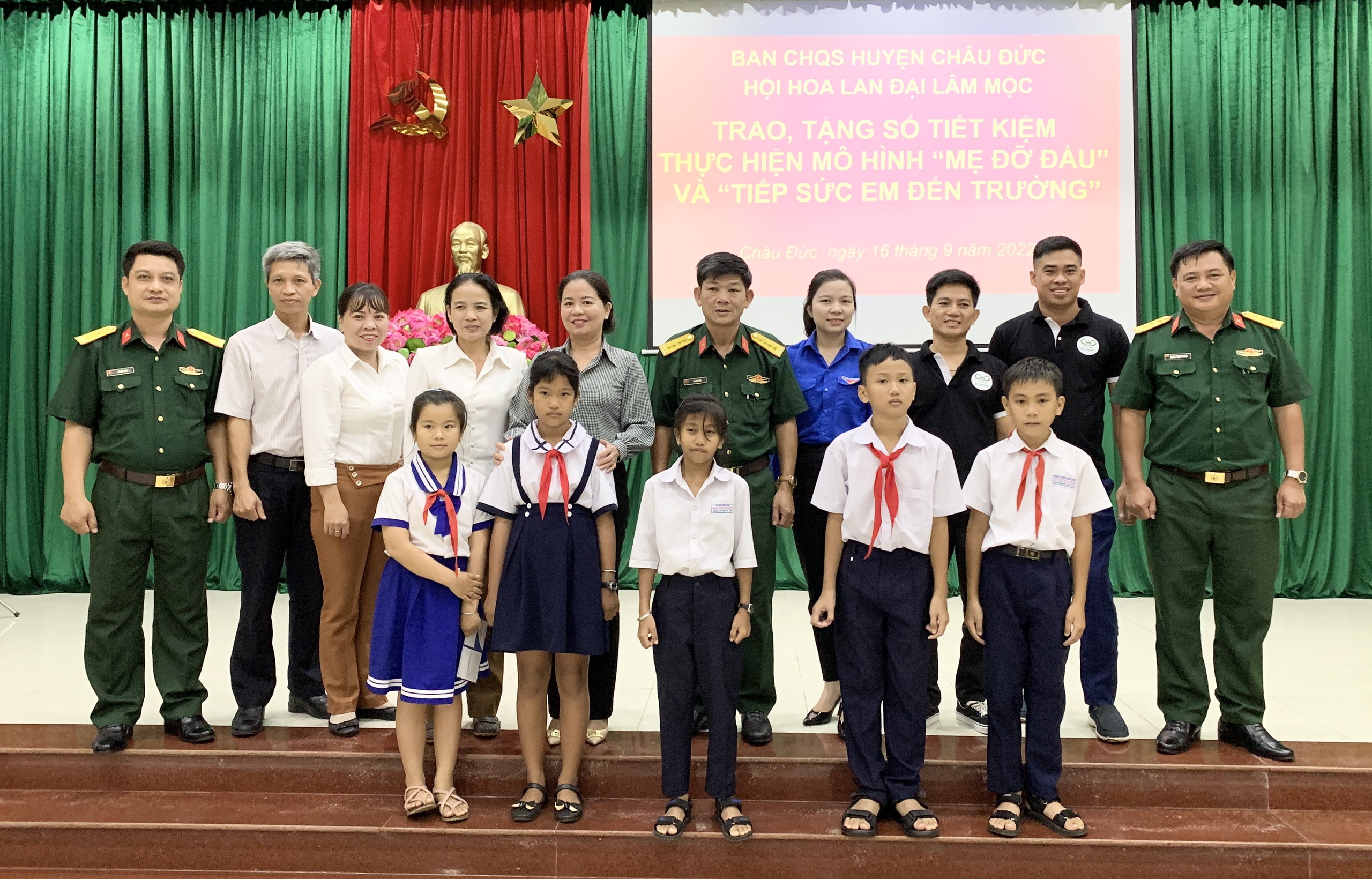 Các đơn vị trao tặng 5 sổ tiết kiệm cho 5 trẻ mô côi, trẻ có hoàn cảnh đặc biệt khó khăn trên địa bàn huyện Châu Đức.