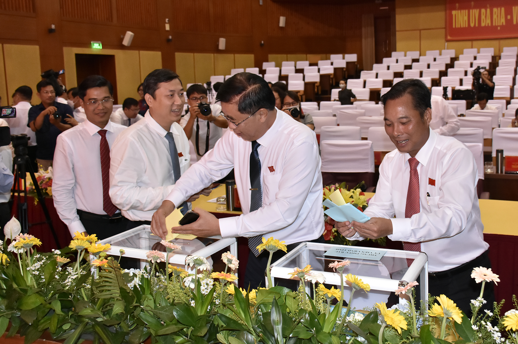 Đại biểu HĐND tỉnh bỏ phiếu đã tiến bầu Phó Chủ tịch UBND tỉnh nhiệm kỳ 2021 - 2026.
