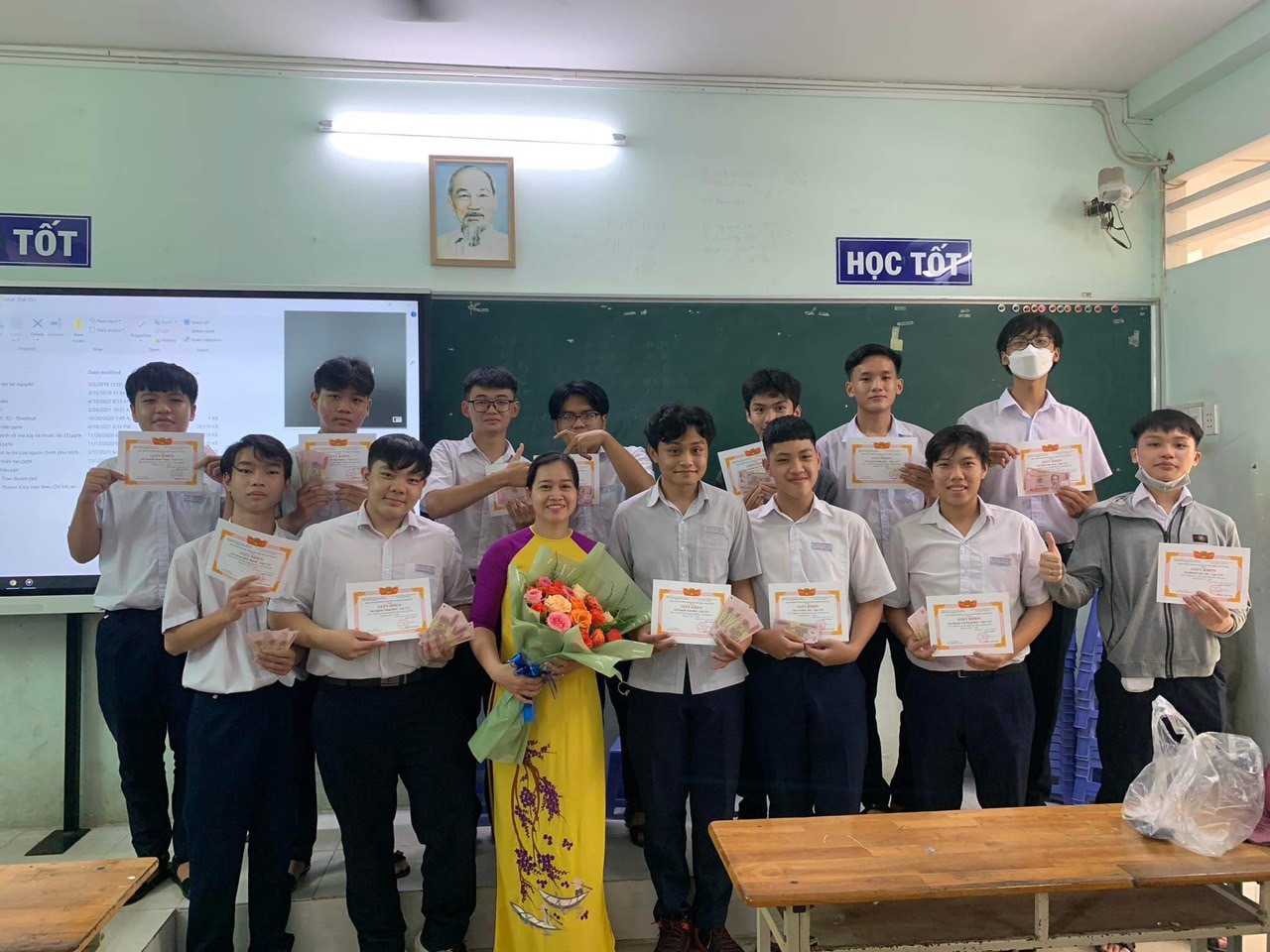 Cô chủ nhiệm Nguyễn Thị Hồng Anh cùng với học sinh lớp 12A5 tại lễ nhận Giấy khen năm học 2021-2022.