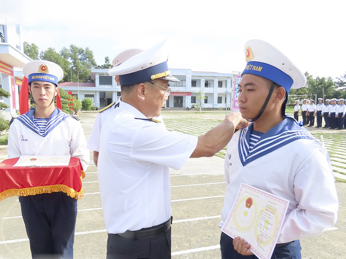 Lãnh đạo Trung tâm Huấn luyện Vùng 2 Hải quân gắn quân hàm cho các hạ sĩ quan, chỉ huy.