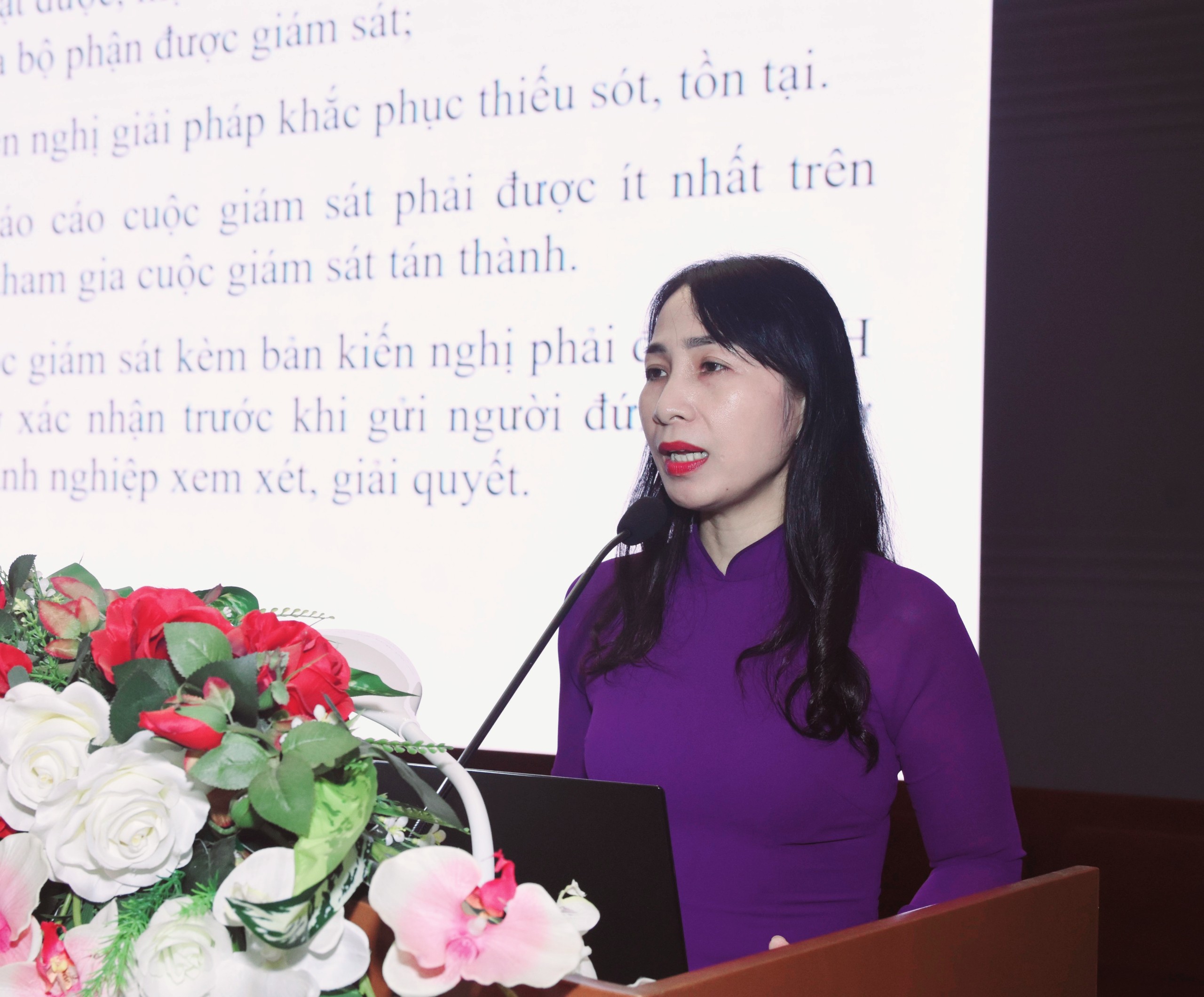 Bà Nguyễn Thị Bích Diệp, Thanh tra viên Sở GD-ĐT hướng dẫn về công tác tổ chức và hoạt động của Ban thanh tra nhân dân trong các đơn vị sự nghiệp công lập.
