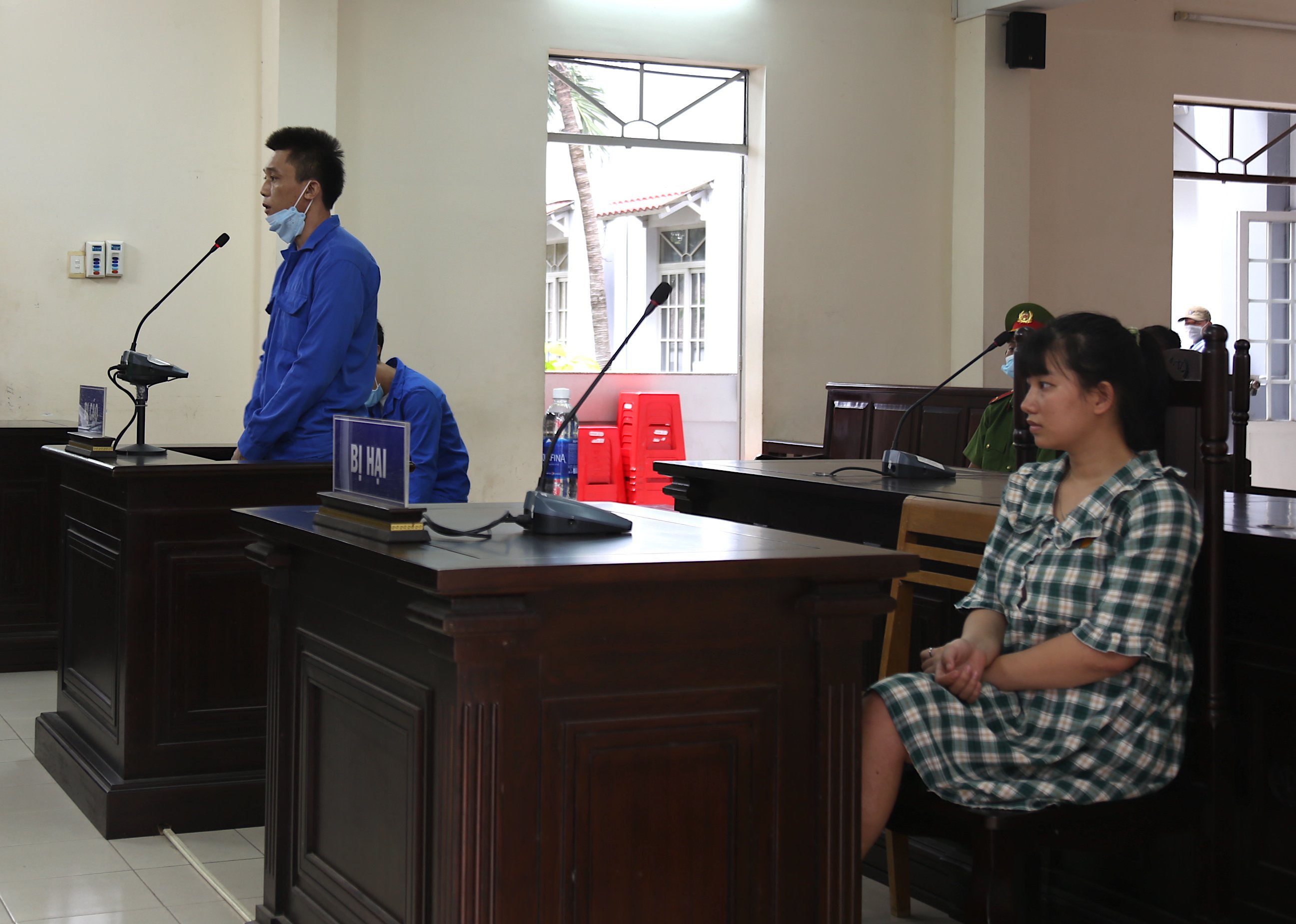 Em Hồng dự phiên toà.