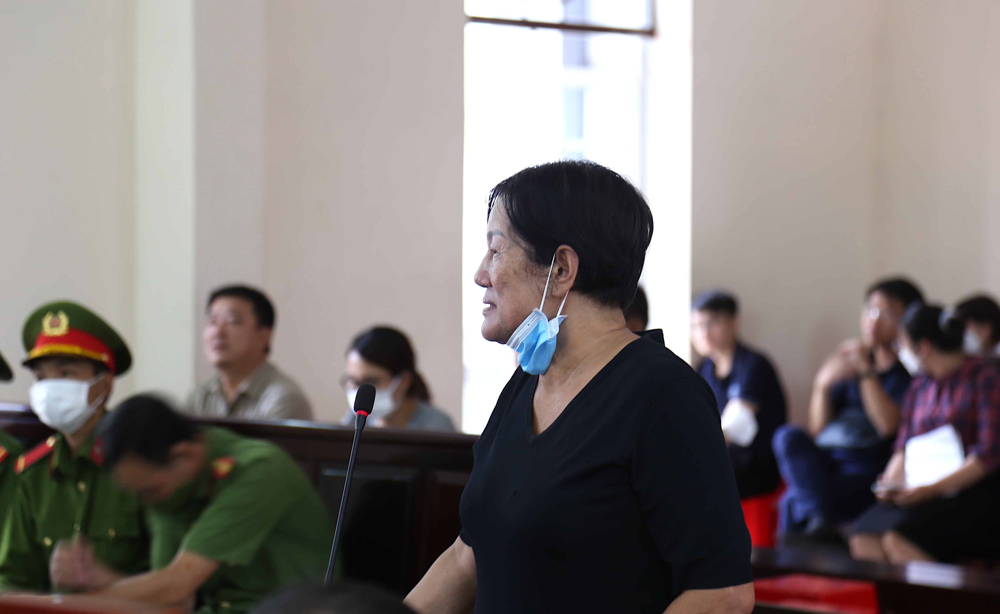 Bà Nguyễn Thị Vân (mẹ bị cáo Hải) cho biết đầu đảo điên, không còn nghĩ được gì khi biết con mình gây ra án mạng.