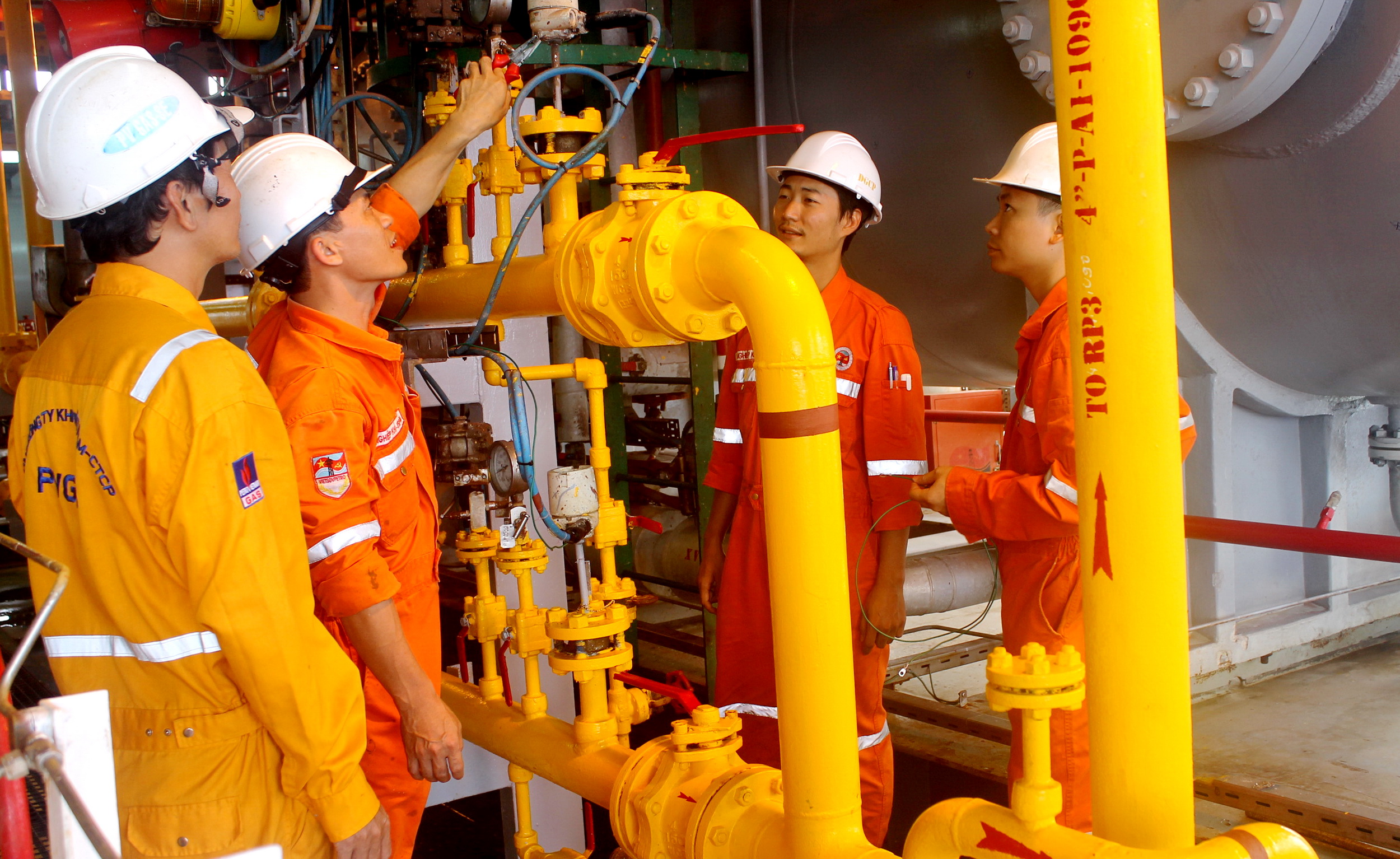 Người lao động Công ty vận chuyển khí Đông Nam Bộ (đơn vị trực thuộc Tổng Công ty Khí Việt Nam- PV GAS) triển khai bảo dưỡng sửa chữa trên giàn khí.