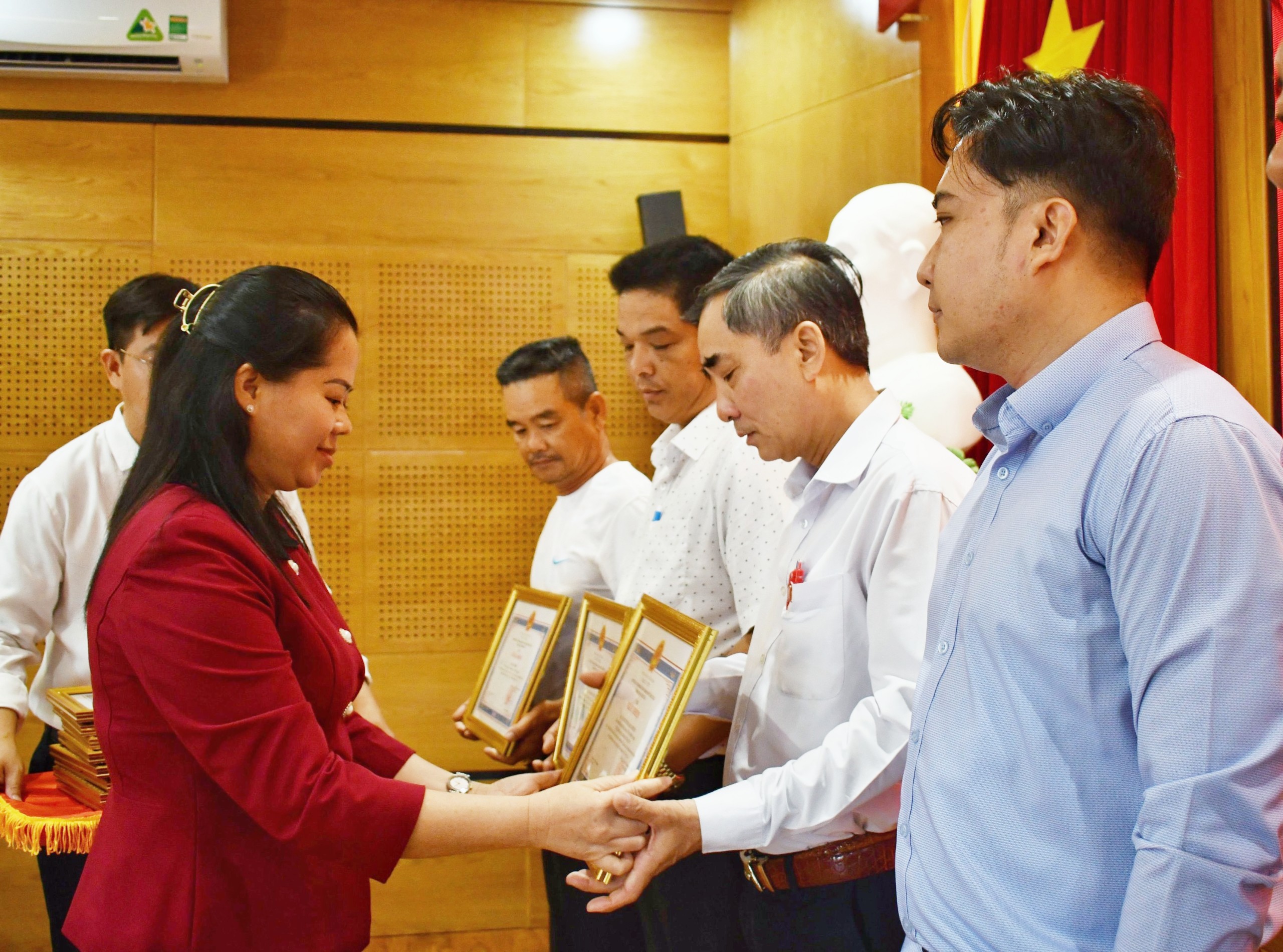 Bà Phạm Thị Na, Phó Giám đốc Sở NN-PTNT  tặng Giấy khen cho các cá nhân.