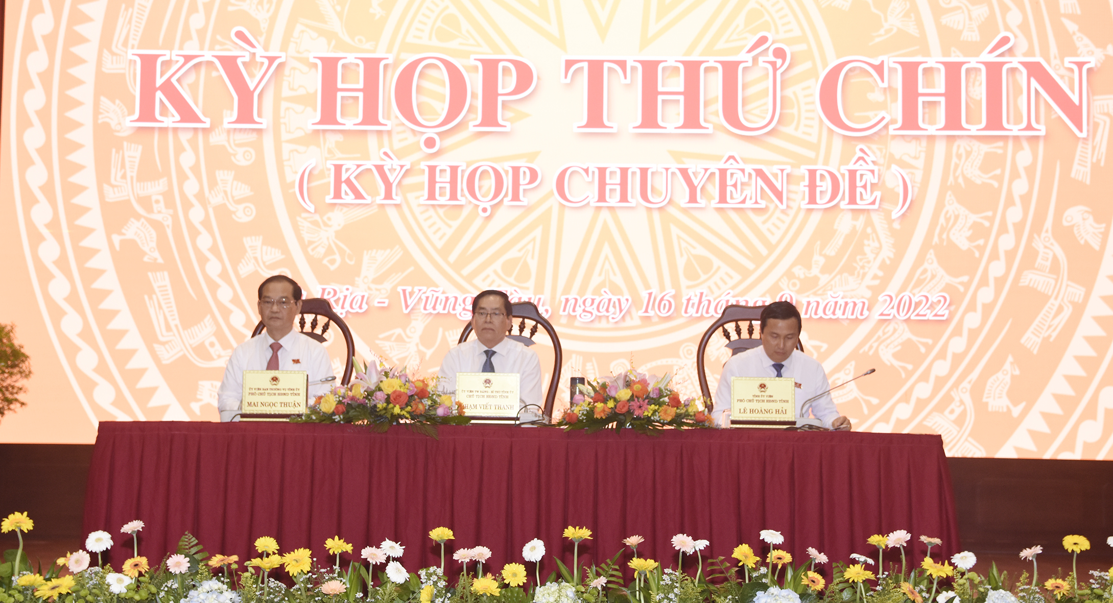 Từ trái sang: Ông Mai Ngọc Thuận, Phó Chủ tịch HĐND tỉnh; ông Phạm Viết Thanh, Ủy viên Trung ương Đảng, Bí thư Tỉnh ủy, Chủ tịch HĐND tỉnh và ông Lê Hoàng Hải, Chủ tịch HĐND tỉnh chủ tọa Kỳ họp.