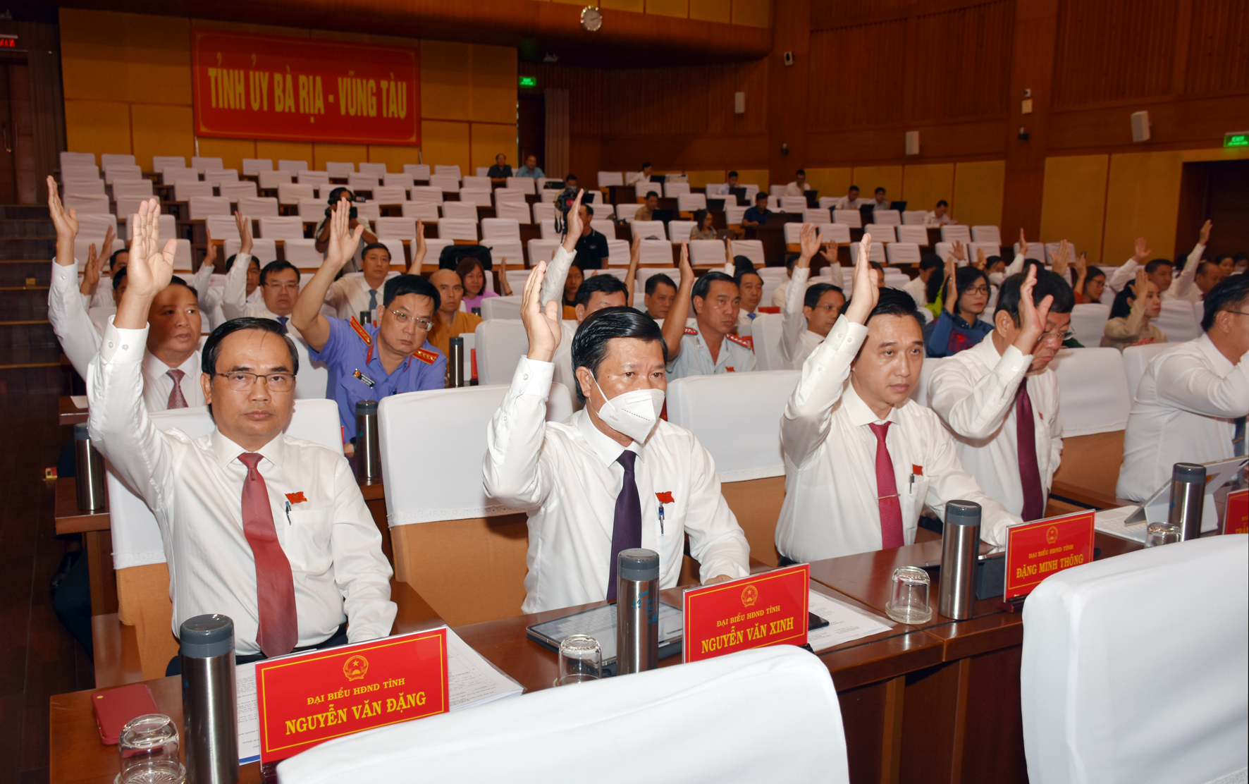 Các đại biểu biểu quyết thông qua Nghị quyết tại Kỳ họp. Ảnh: PHÚC LƯU