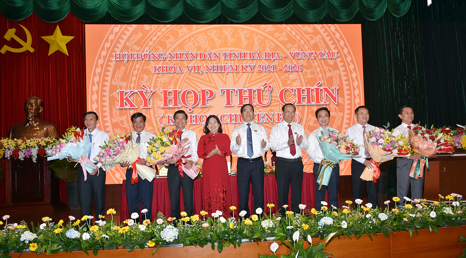 Các đồng chí lãnh đạo tỉnh tặng hoa chúc mừng ông Đặng Minh Thông (thứ 3 từ phải qua), cùng các Ủy viên UBND tỉnh mới được bầu và cảm ơn những đóng góp của ông Trần Văn Tuấn (thứ 3 từ trái qua), vừa được HĐND tỉnh miễn nhiệm chức danh Phó Chủ tịch UBND tỉnh, chờ nhận nhiệm vụ mới. 