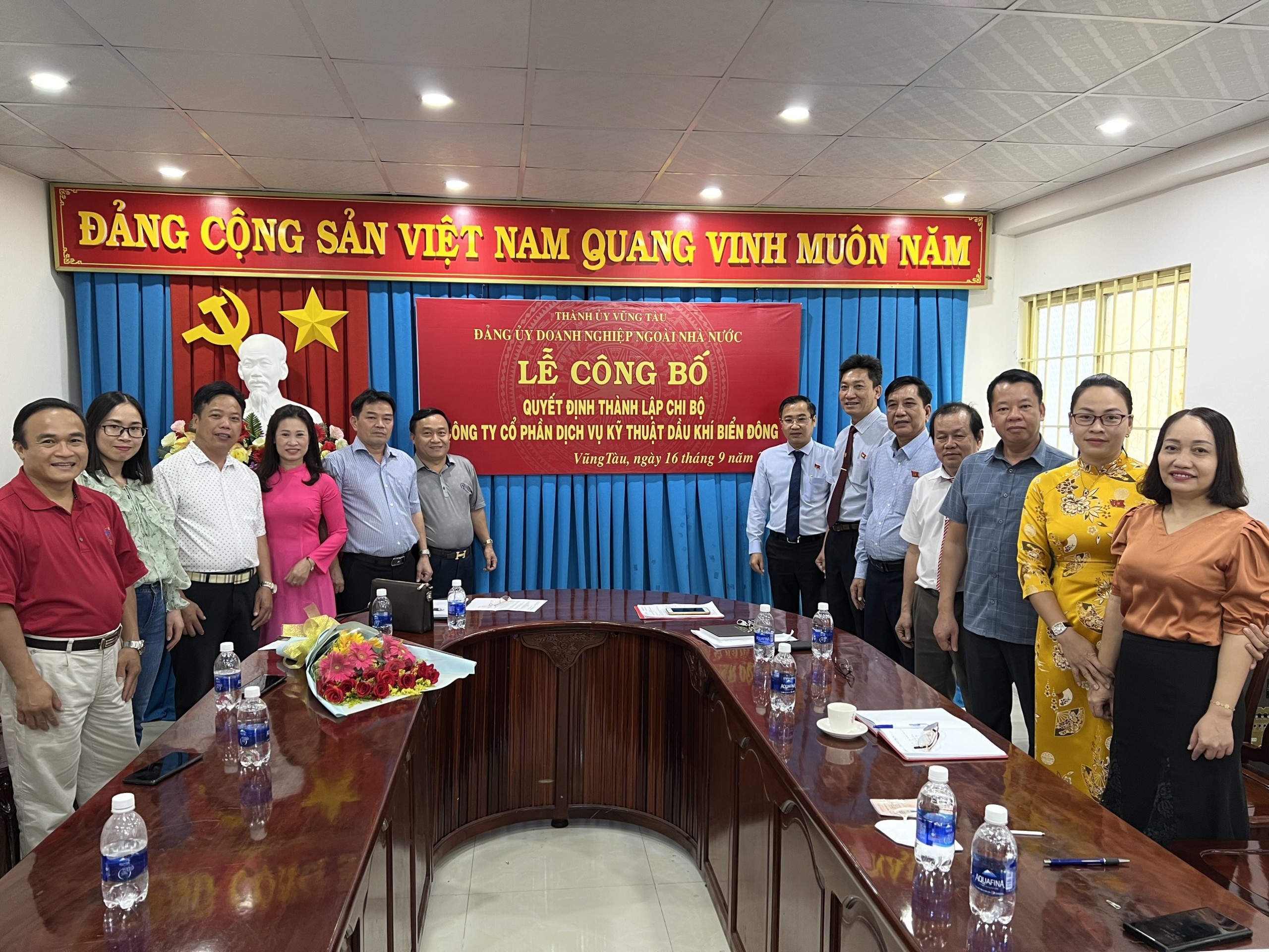 Đại diện Ban Dân vận Thành ủy và DN ngoài Nhà nước Thành ủy Vũng Tàu công bố quyết định thành lập Chi bộ Công ty CP dịch vụ kỹ thuật dầu khí Biển Đông. 