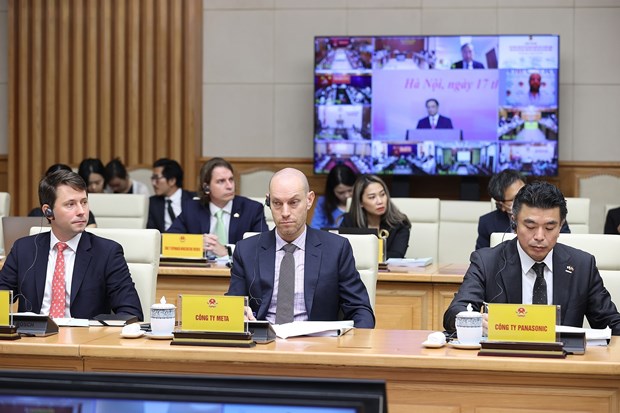Đại diện các tổ chức, doanh nghiệp nước ngoài tham dự hội nghị tại điểm cầu Chính phủ. (Ảnh: Dương Giang/TTXVN)