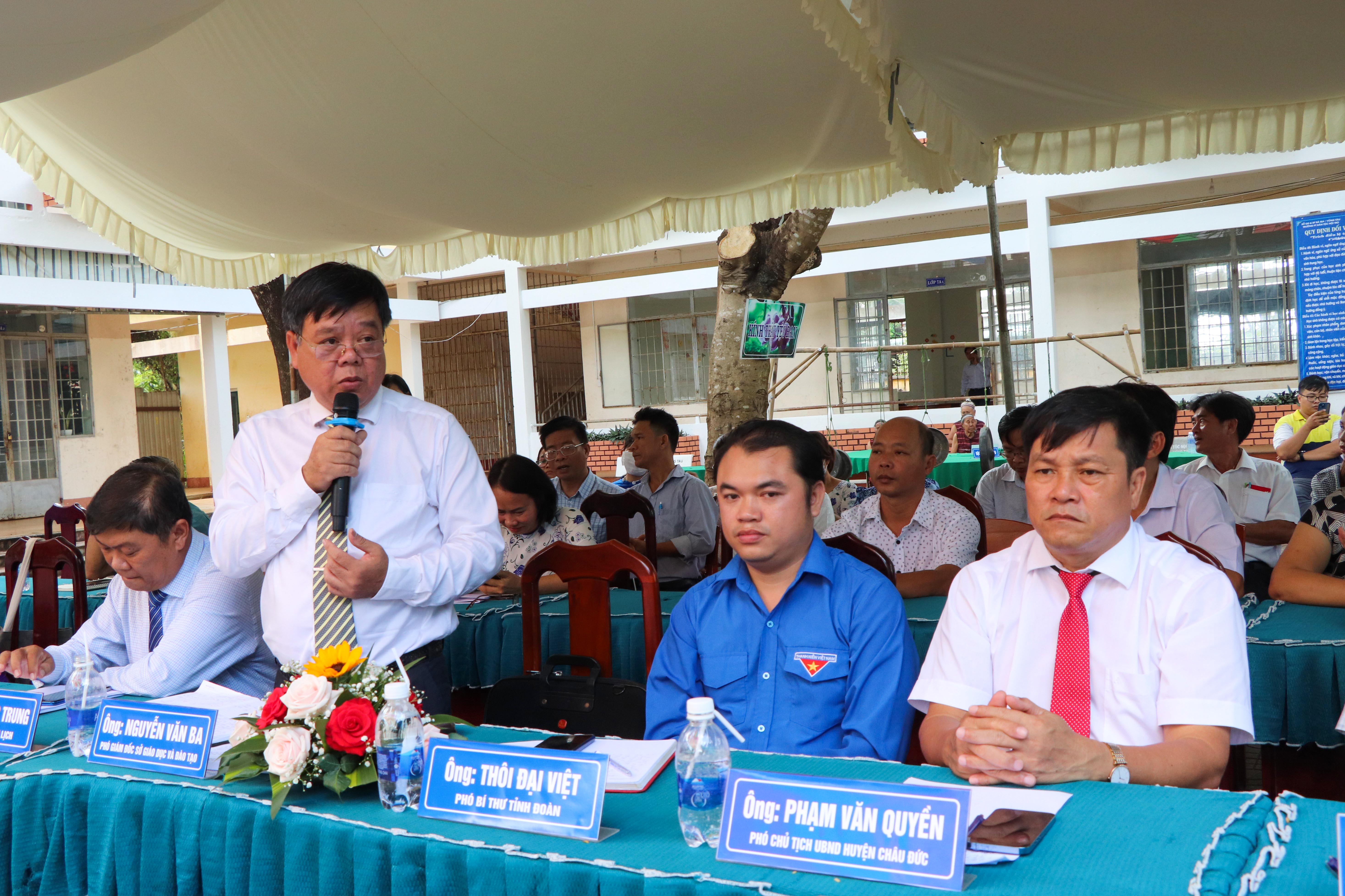 Ông  Nguyễn Văn Ba, Phó Giám đốc Sở Giáo dục và Đào tạo trả lời một số nội dung ý kiến của giáo viên và học sinh Trường TPDTNT tại buổi đối thoại.