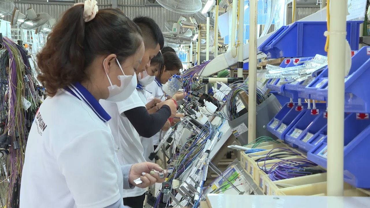 Thủ tướng yêu cầu các bộ, ngành, địa phương tiếp tục rà soát toàn diện các khó khăn, vướng mắc của các DN đầu tư nước ngoài; có kế hoạch kịp thời, hiệu quả, giải quyết dứt điểm các khó khăn, vướng mắc. Trong ảnh: Sản xuất linh kiện điện tử tại Công ty TNHH Dongjin Golbail (KCN Đất Đỏ 1), một trong những DN FDI tại BR-VT