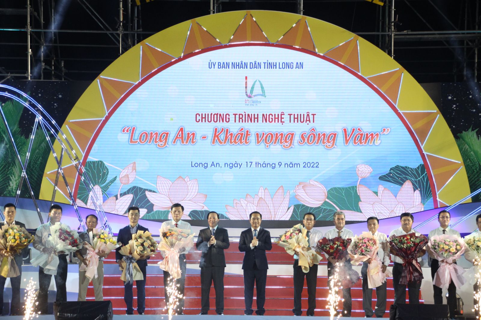 Ủy viên Ban Chấp hành Trung ương Đảng, Bí thư Tỉnh ủy, Chủ tịch HĐND tỉnh - Nguyễn Văn Được; Phó Bí thư Tỉnh ủy, Chủ tịch UBND tỉnh - Nguyễn Văn Út tặng hoa cho các nhà tài trợ trong lễ khai mạc