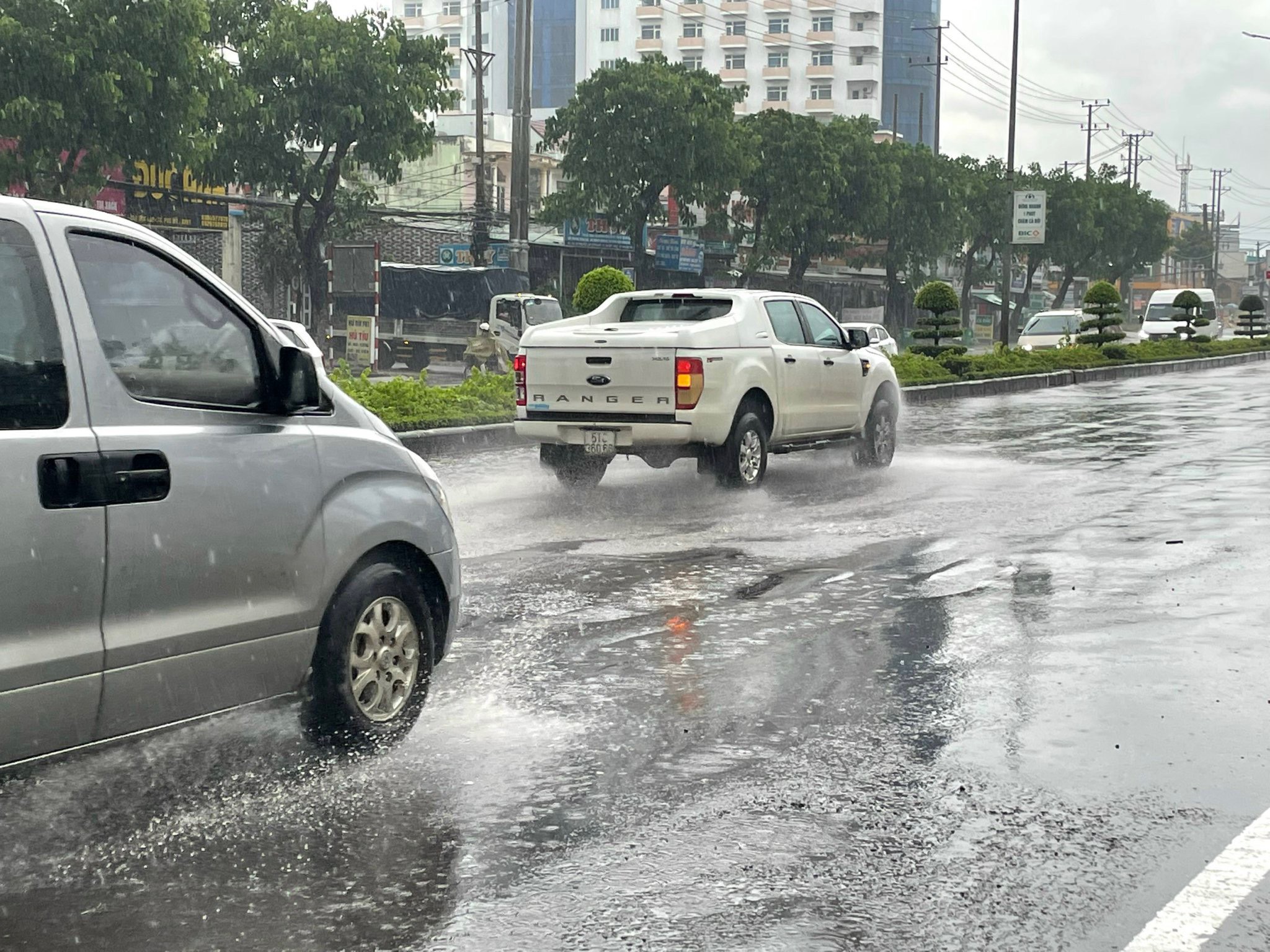 Một số đoạn trên Quốc lộ 51 chưa có hệ thống thoát nước hoặc hệ thống thoát nước bị hư hỏng dẫn đến tình trạng ngập úng khi mưa lớn. Ảnh: CHÂU VŨ.