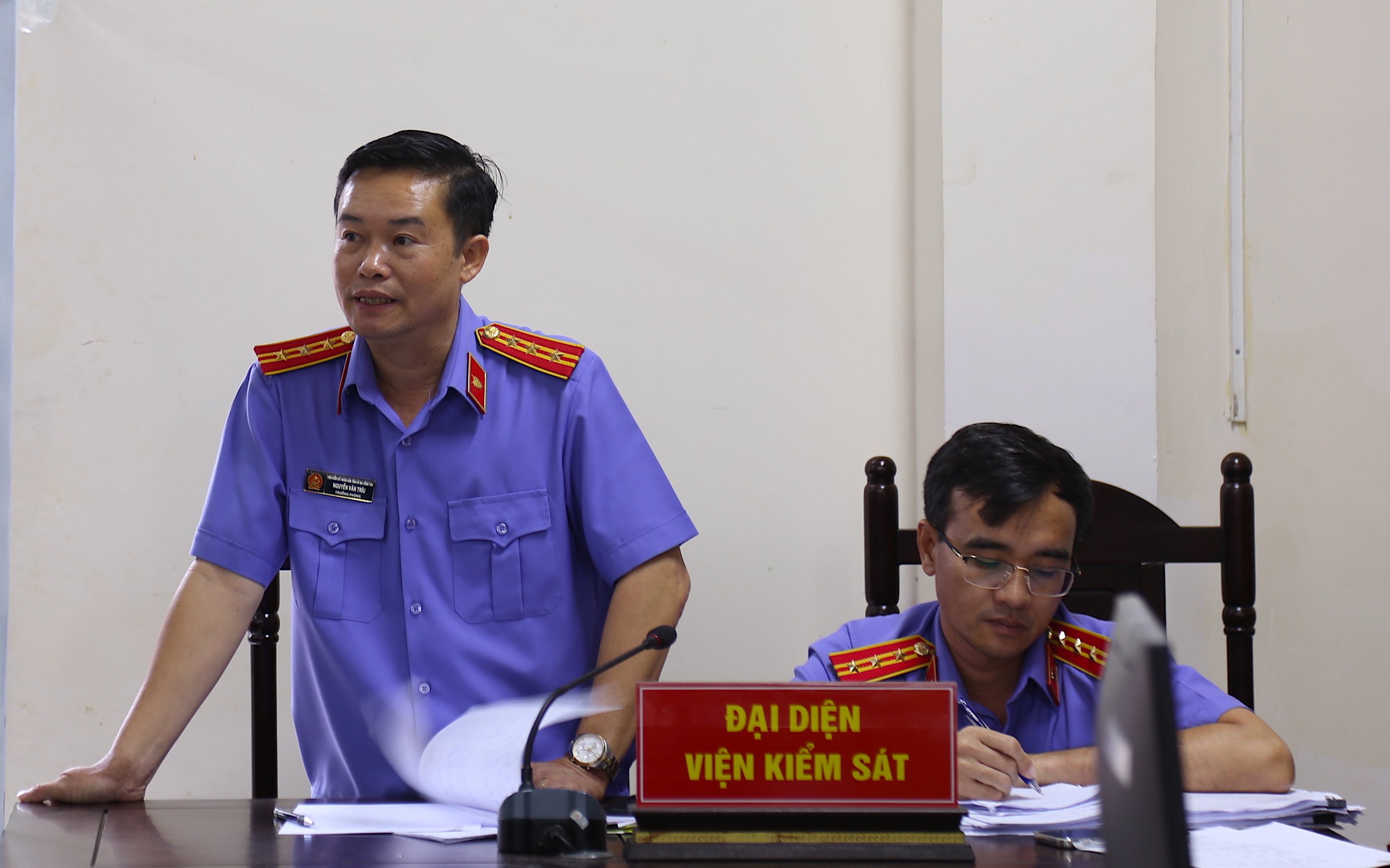 Đại diện VKSND tỉnh phát biểu quan điểm luận tội tại phiên xét xử.