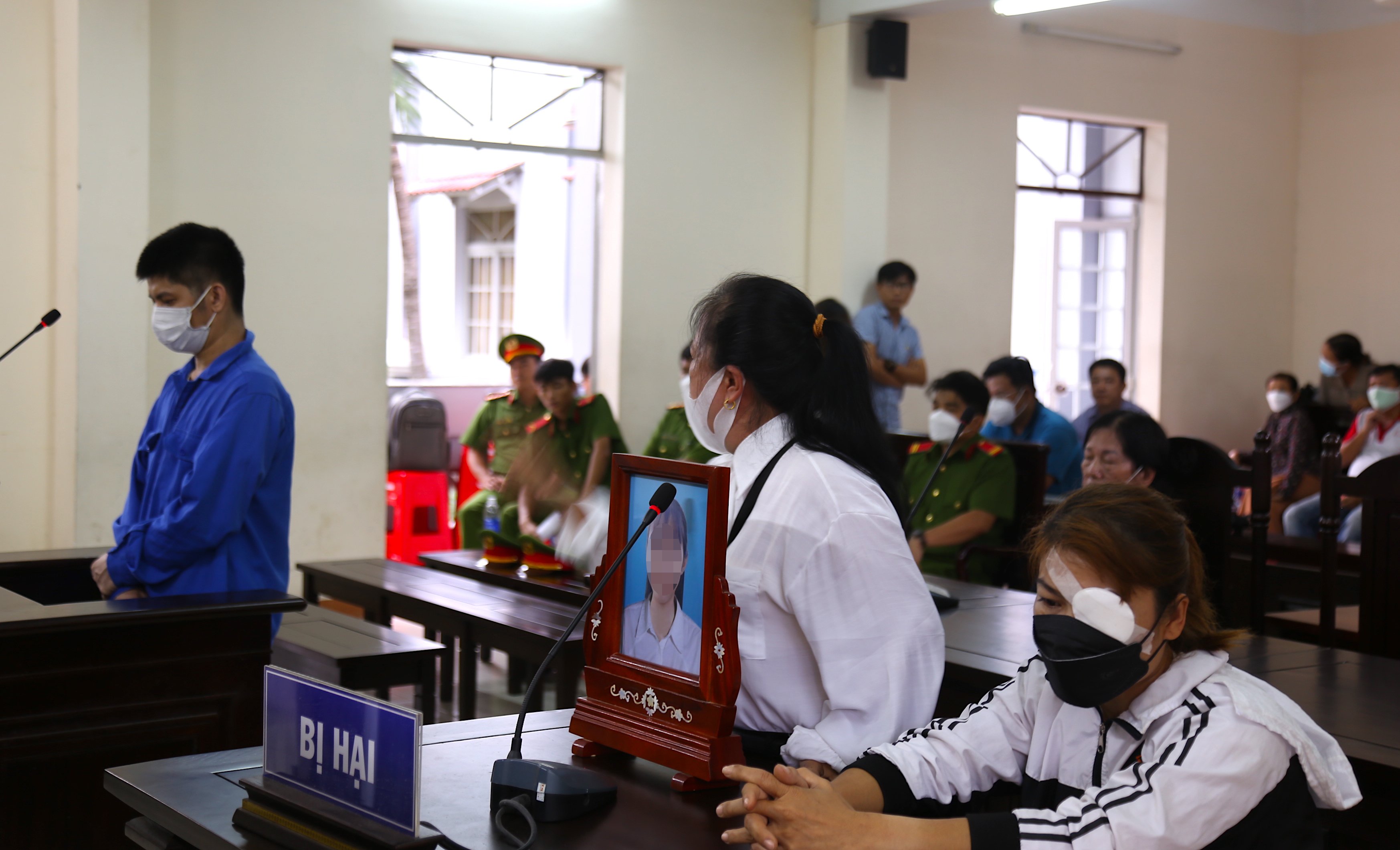 Bà Ngô Thị Tuyết Hương (mẹ nạn nhân Đặng Thị Kim Oanh) gay gắt đề nghị HĐXX tuyên bị cáo mức án tử hình.