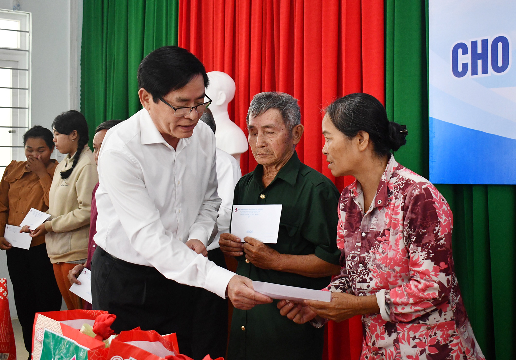 Ông Phạm Viết Thanh, Ủy viên Trung ương Đảng, Bí thư Tỉnh ủy, Chủ tịch HĐND tỉnh tặng quà cho người nghèo tại xã Hòa Hiệp, huyện Xuyên Mộc. 