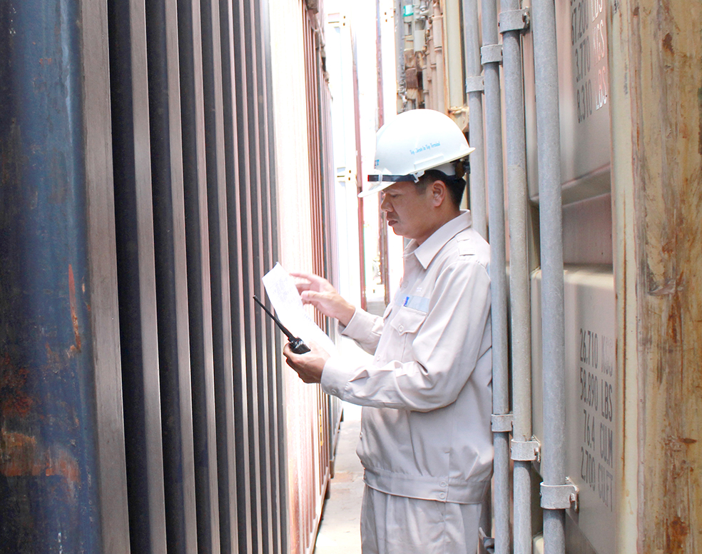Công chức hải quan kiểm tra hàng container  tại khu vực cảng Cái Mép.