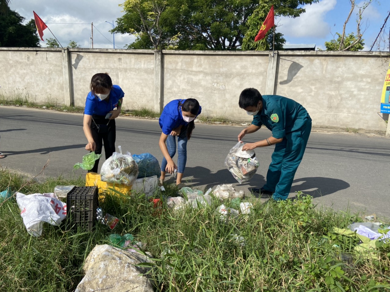 Đoàn viên thanh niên phường 10 (TP.Vũng Tàu) dọn dẹp vệ sinh phòng, chống SXH.