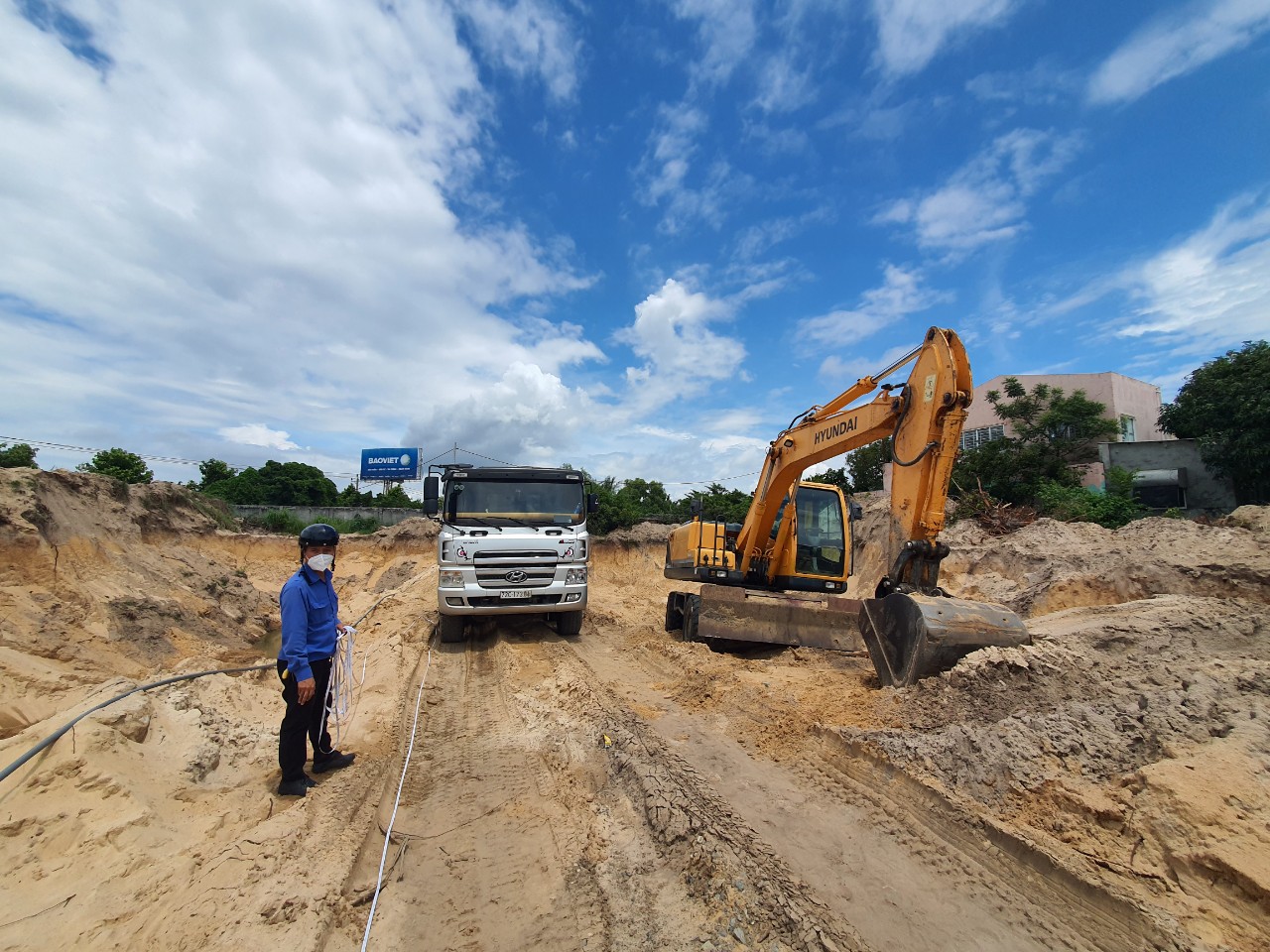 Lực lượng chức năng kiểm tra, xử lý điểm khai thác cát trái phép tại TP. Vũng Tàu