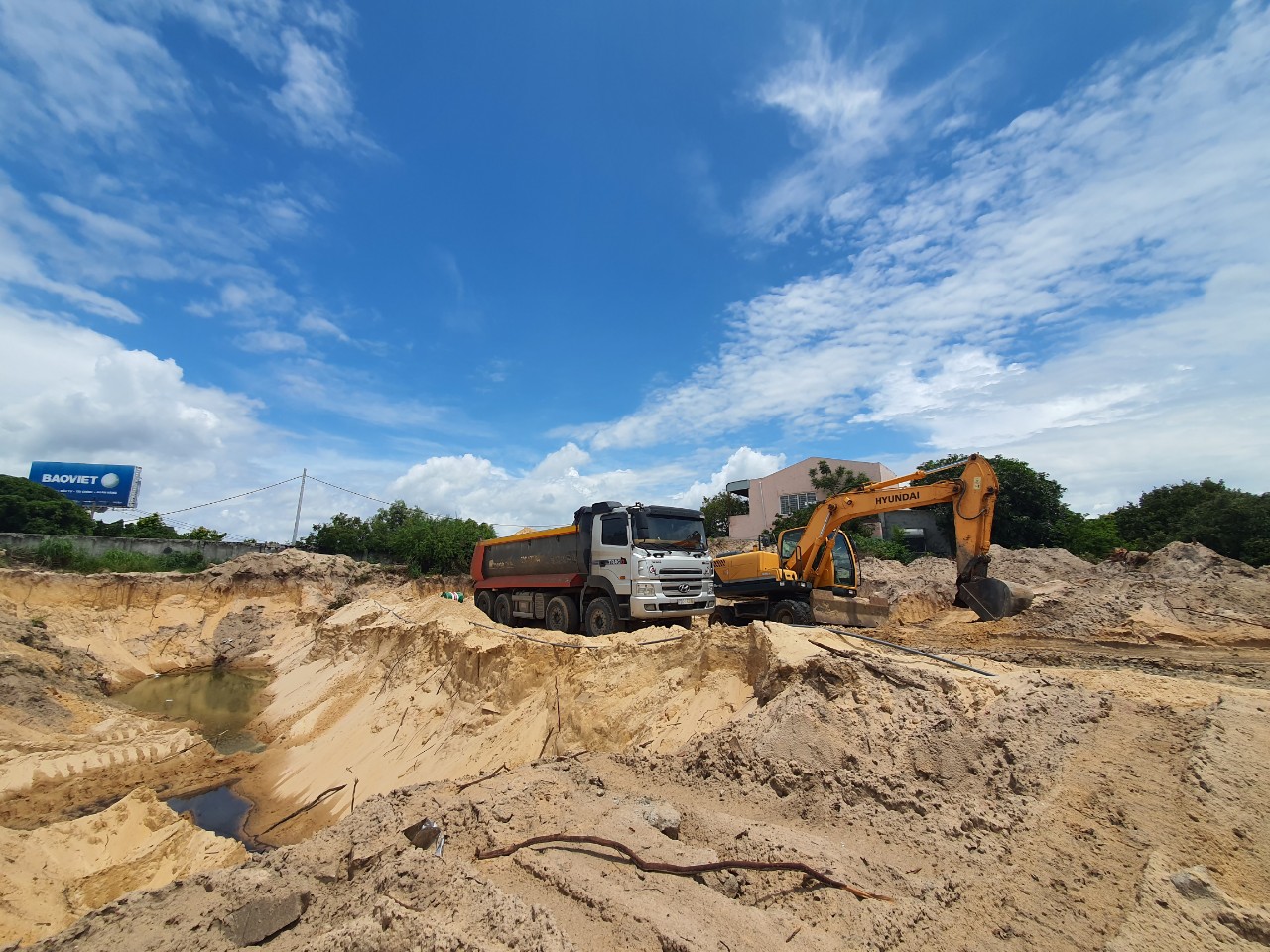 Xe cuốc và xe ben bị bắt quả tang khi đang khai thác cát trái phép tại khu vực phường 12, TP. Vũng Tàu