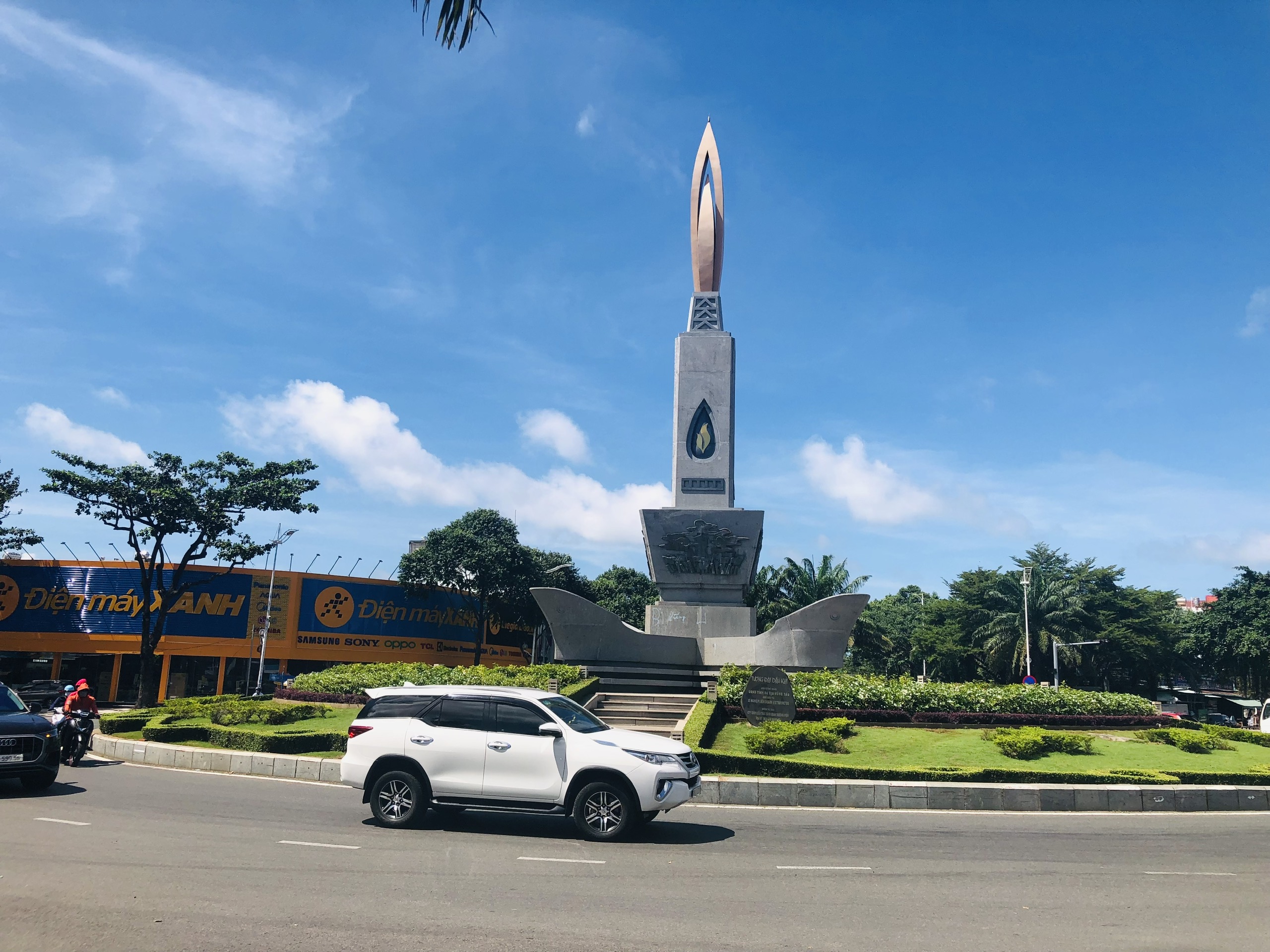 Tượng đài Dầu khí đặt giữa nút giao đường 2/9 và Nguyễn An Ninh.